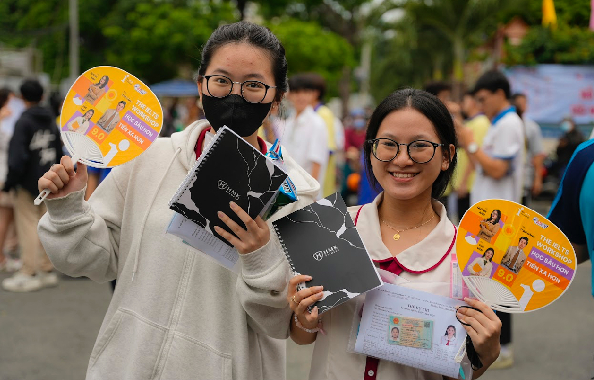 Th&iacute; sinh bị ng&atilde;, qu&ecirc;n giấy tờ được CSGT v&agrave; t&igrave;nh nguyện vi&ecirc;n tiếp sức kịp thời đến điểm thi- Ảnh 7.