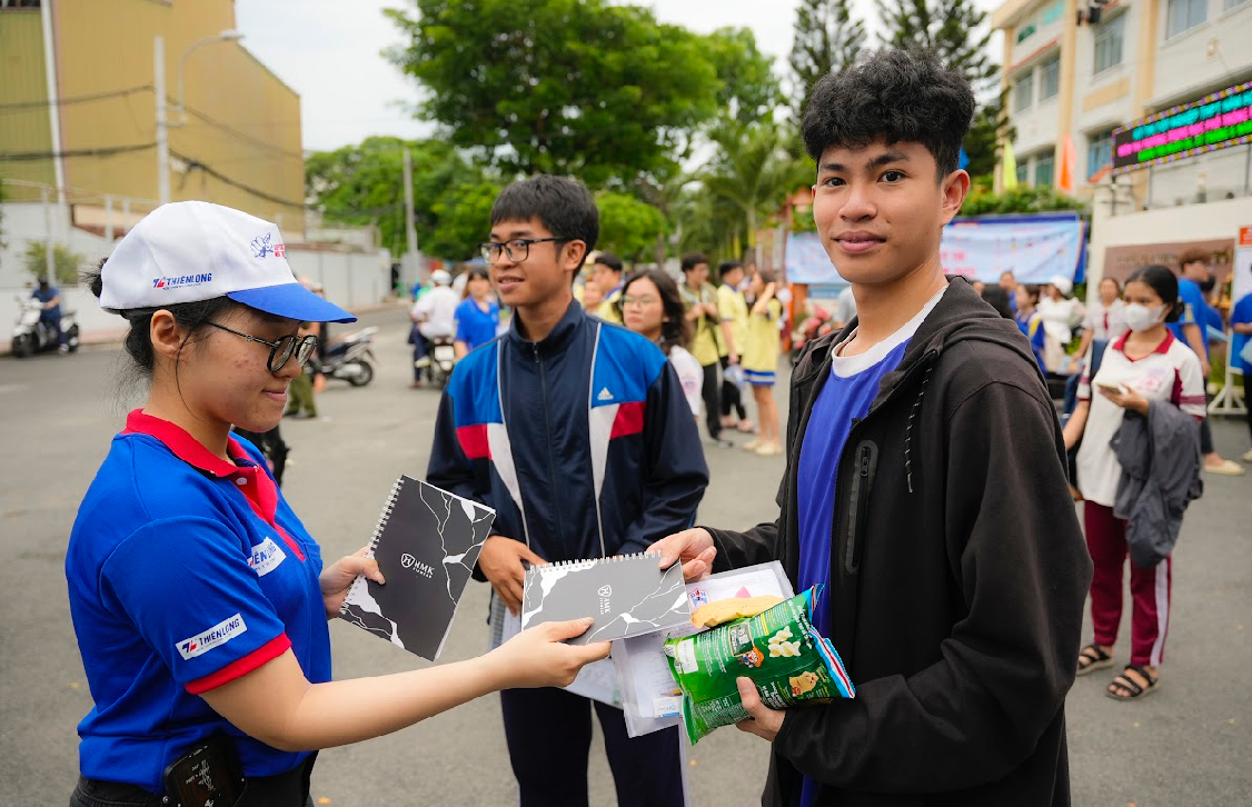 Th&iacute; sinh bị ng&atilde;, qu&ecirc;n giấy tờ được CSGT v&agrave; t&igrave;nh nguyện vi&ecirc;n tiếp sức kịp thời đến điểm thi- Ảnh 10.