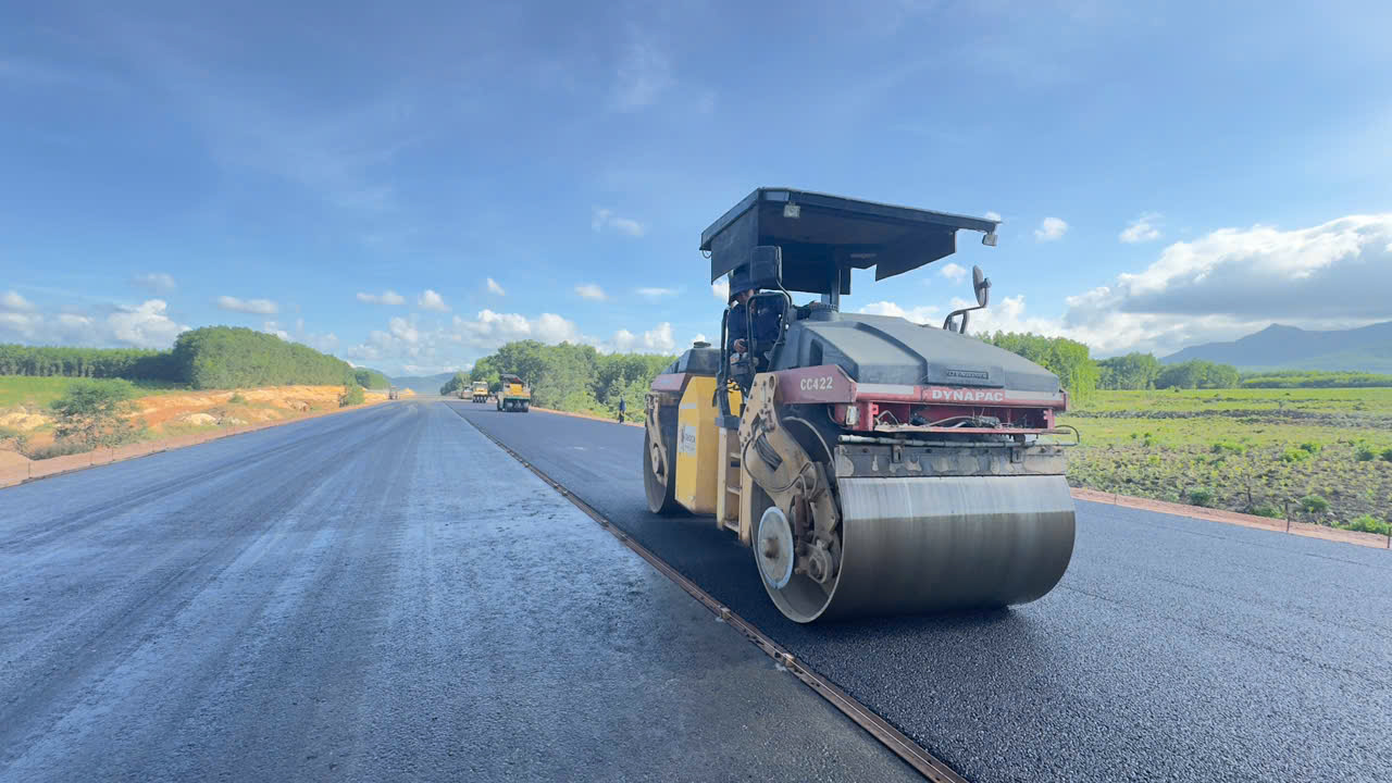 Huy động hơn 3.000 nh&acirc;n lực, 1.100 m&aacute;y m&oacute;c, đẩy tiến độ cao tốc Quảng Ng&atilde;i - Ho&agrave;i Nhơn- Ảnh 1.