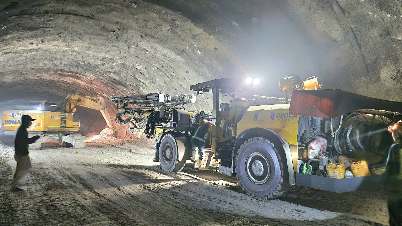 Huy động hơn 3.000 nh&acirc;n lực, 1.100 m&aacute;y m&oacute;c, đẩy tiến độ cao tốc Quảng Ng&atilde;i - Ho&agrave;i Nhơn- Ảnh 5.