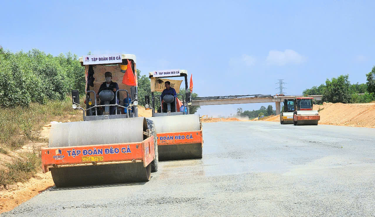 Huy động hơn 3.000 nh&acirc;n lực, 1.100 m&aacute;y m&oacute;c, đẩy tiến độ cao tốc Quảng Ng&atilde;i - Ho&agrave;i Nhơn- Ảnh 2.
