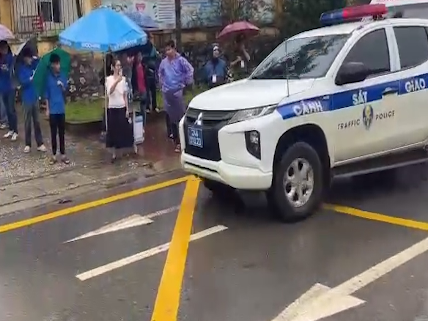 Cảnh s&aacute;t giao th&ocirc;ng hỗ trợ th&iacute; sinh ngủ qu&ecirc;n, đi nhầm đường đến điểm thi an to&agrave;n kịp thời- Ảnh 4.