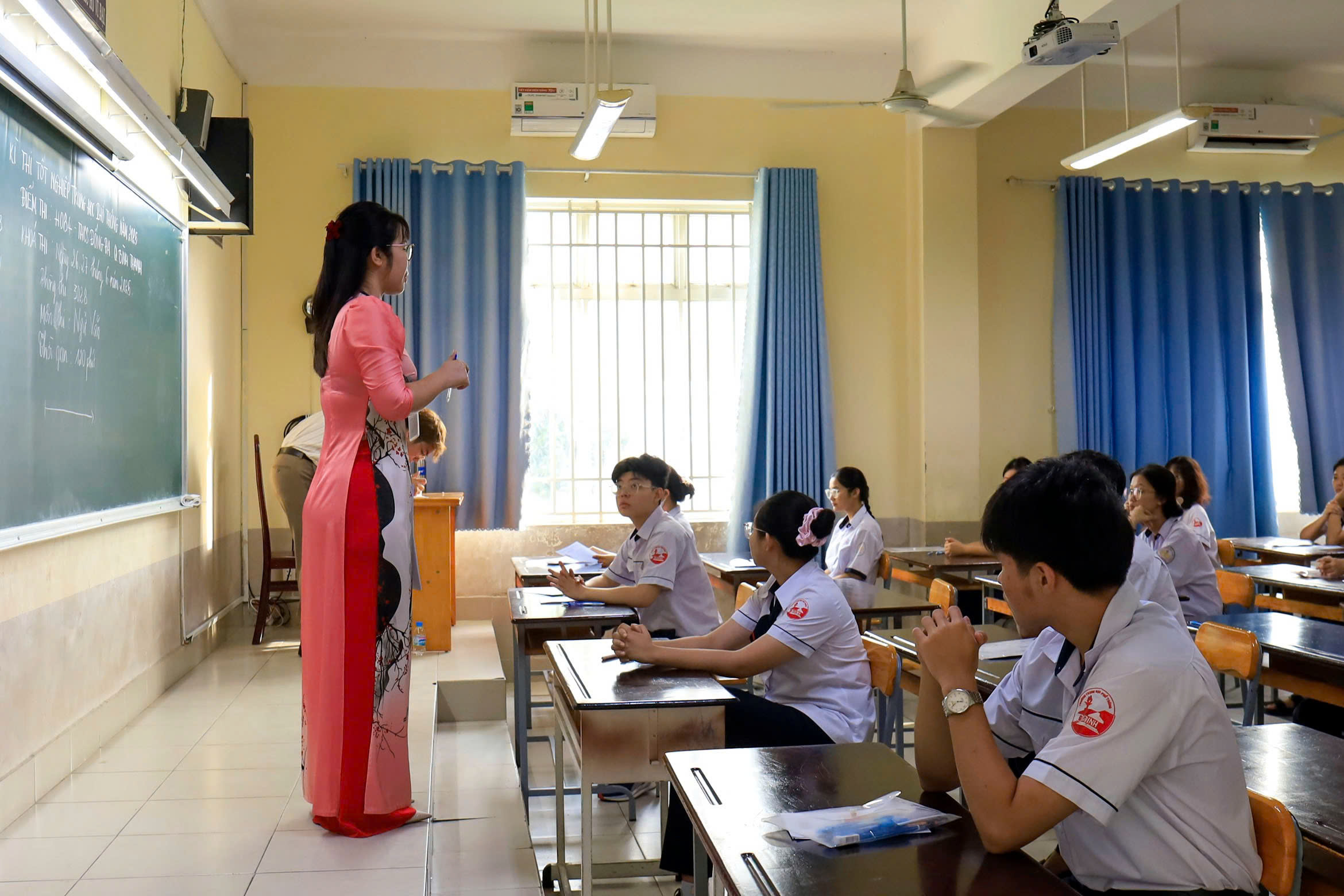 Giao th&ocirc;ng th&ocirc;ng tho&aacute;ng, an ninh siết chặt trong ng&agrave;y đầu kỳ thi tốt nghiệp THPT- Ảnh 4.