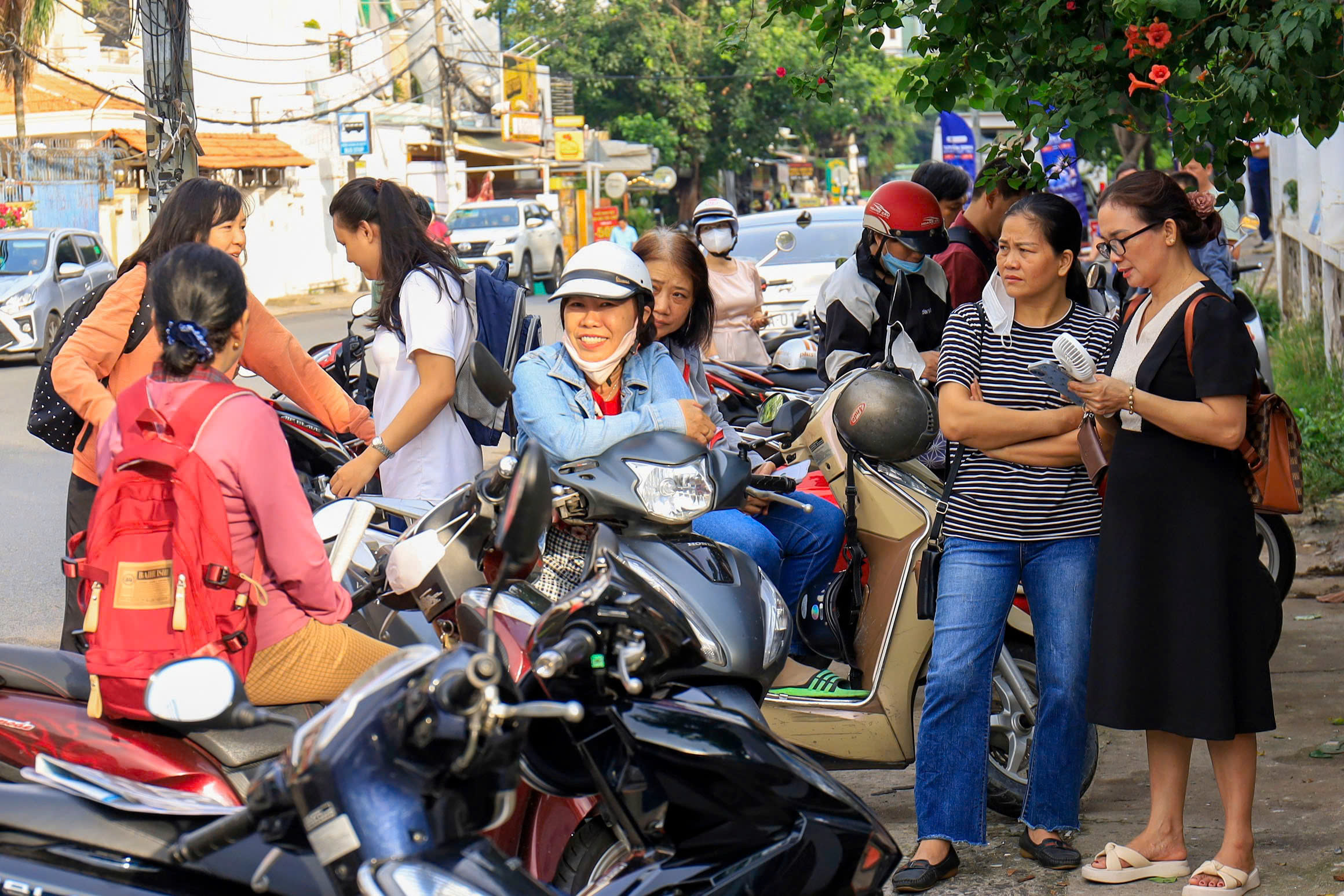 Giao th&ocirc;ng th&ocirc;ng tho&aacute;ng, an ninh siết chặt trong ng&agrave;y đầu kỳ thi tốt nghiệp THPT- Ảnh 3.