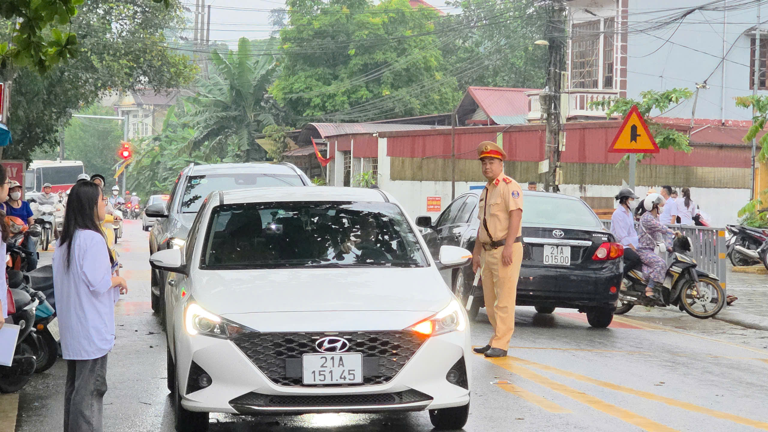 Cảnh s&aacute;t giao th&ocirc;ng căng m&igrave;nh bảo đảm trật tự, an to&agrave;n kỳ thi THPT Quốc gia 2025- Ảnh 6.