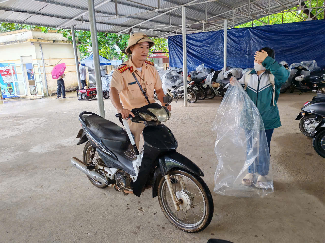 Cảnh s&aacute;t giao th&ocirc;ng căng m&igrave;nh bảo đảm trật tự, an to&agrave;n kỳ thi THPT Quốc gia 2025- Ảnh 7.