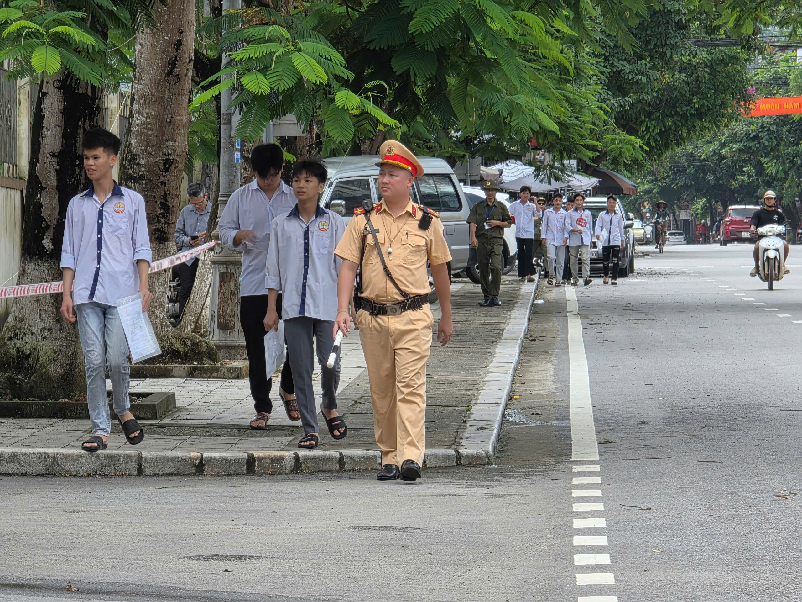 Những người đồng h&agrave;nh c&ugrave;ng sĩ tử trong kỳ thi THPT 2025- Ảnh 1.