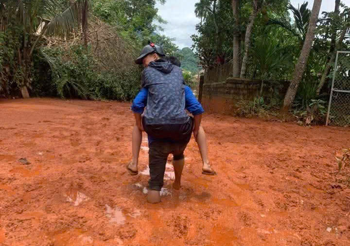 Cảnh s&aacute;t giao th&ocirc;ng căng m&igrave;nh bảo đảm trật tự, an to&agrave;n kỳ thi THPT Quốc gia 2025- Ảnh 4.