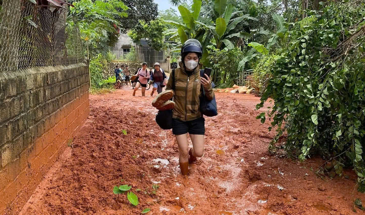 Cảnh s&aacute;t giao th&ocirc;ng căng m&igrave;nh bảo đảm trật tự, an to&agrave;n kỳ thi THPT Quốc gia 2025- Ảnh 2.