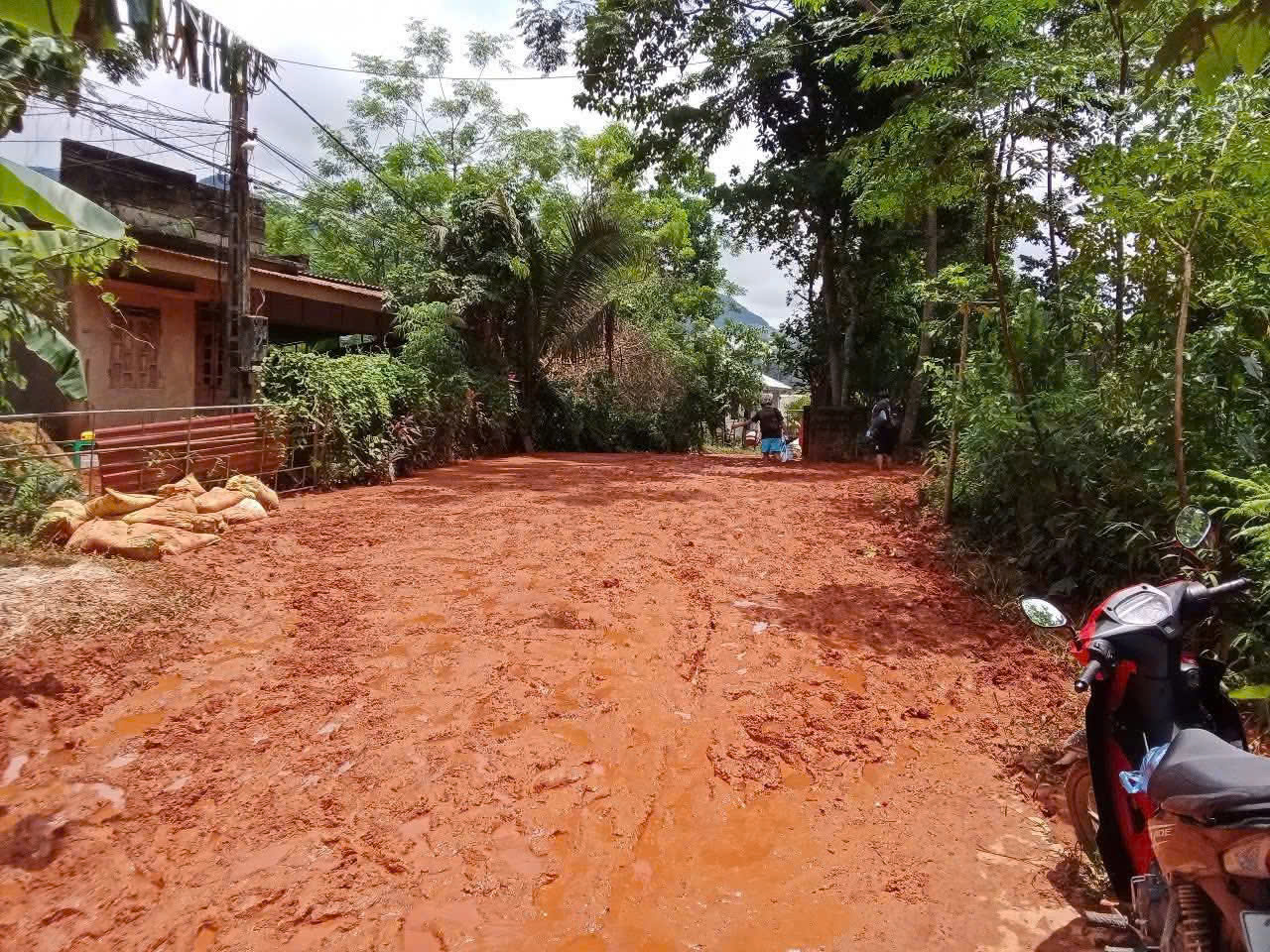 Cảnh s&aacute;t giao th&ocirc;ng căng m&igrave;nh bảo đảm trật tự, an to&agrave;n kỳ thi THPT Quốc gia 2025- Ảnh 3.