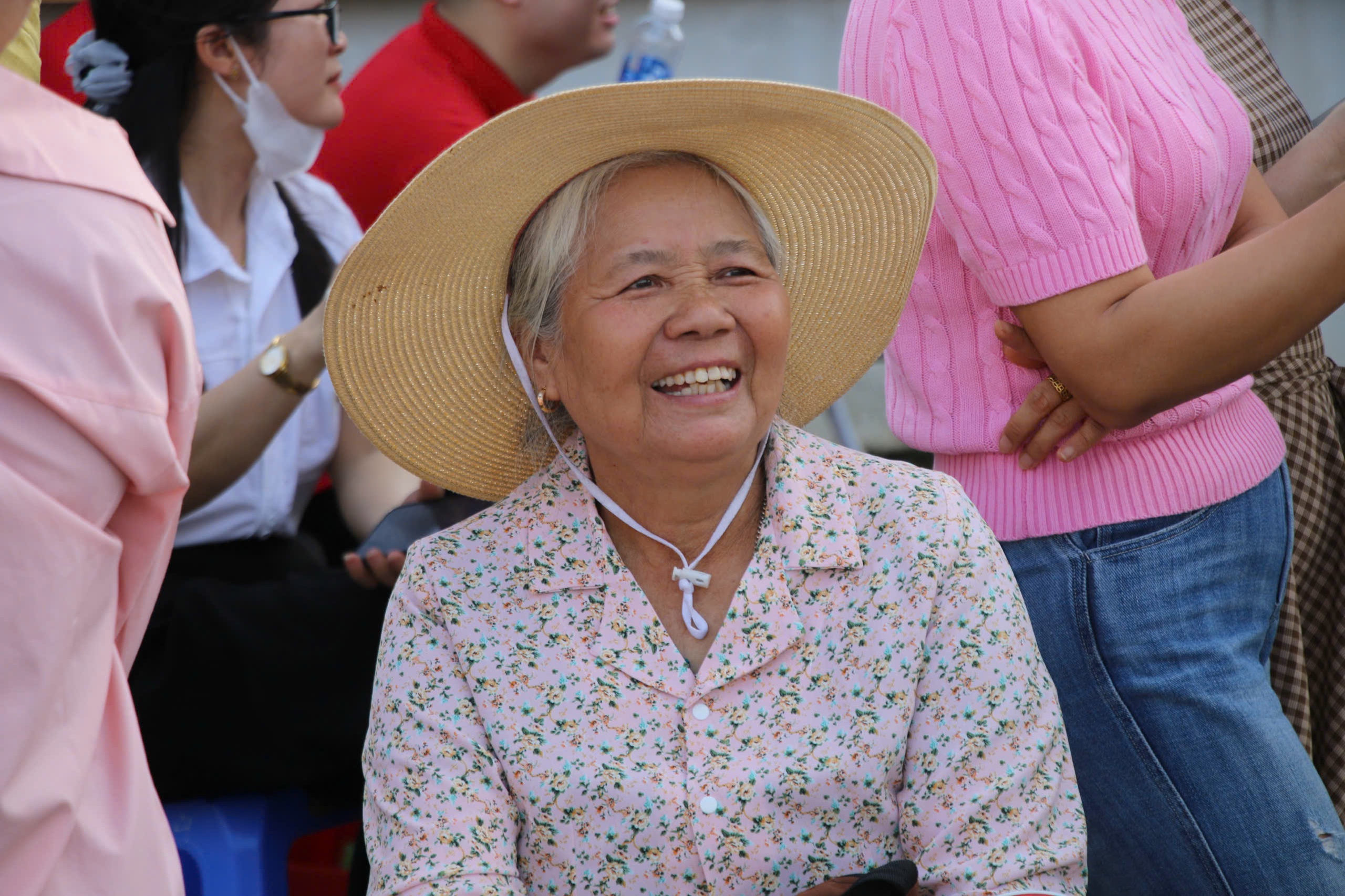 Cảnh s&aacute;t giao th&ocirc;ng căng m&igrave;nh bảo đảm trật tự, an to&agrave;n kỳ thi THPT Quốc gia 2025- Ảnh 13.