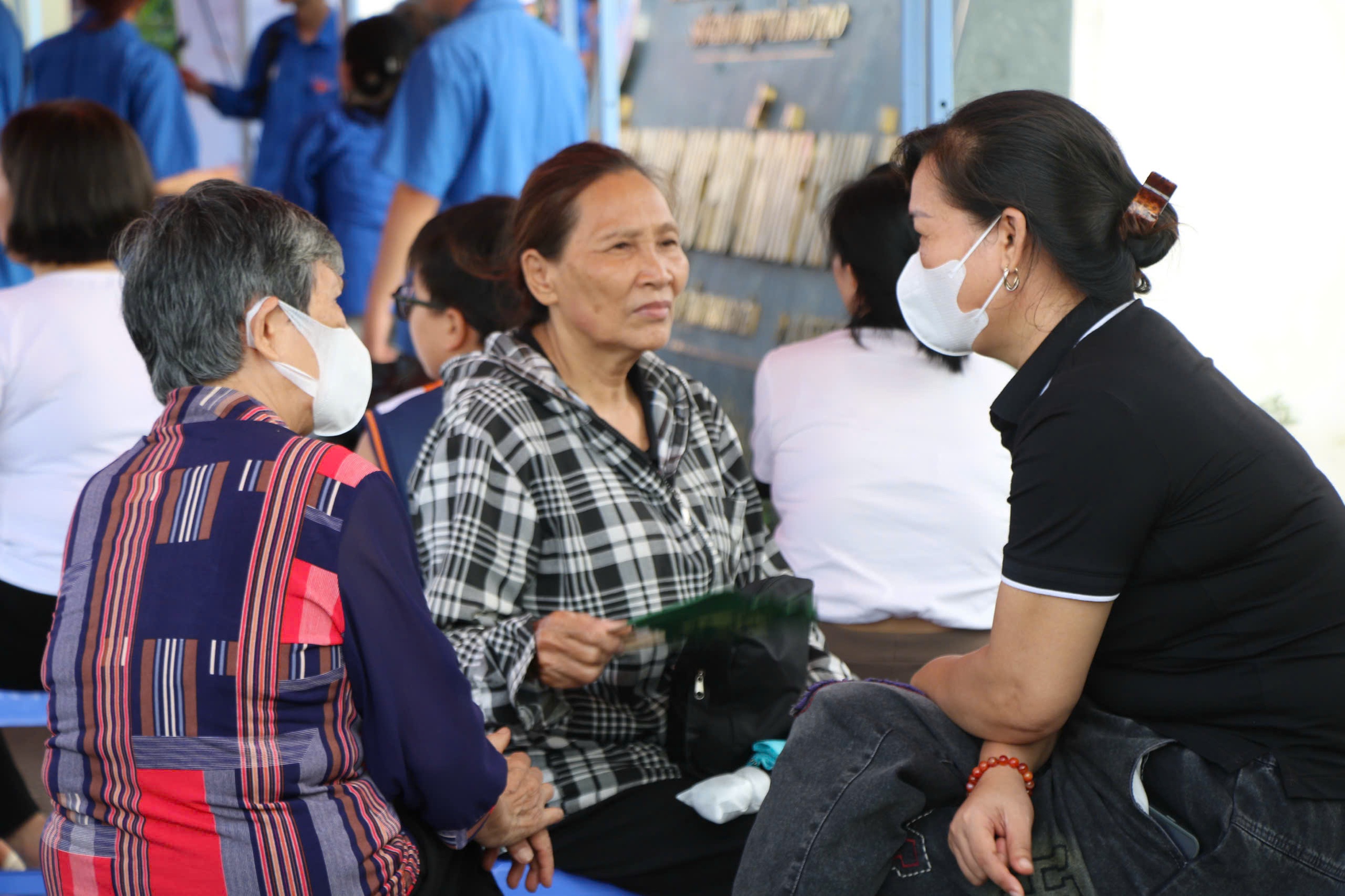 Cảnh s&aacute;t giao th&ocirc;ng căng m&igrave;nh bảo đảm trật tự, an to&agrave;n kỳ thi THPT Quốc gia 2025- Ảnh 15.