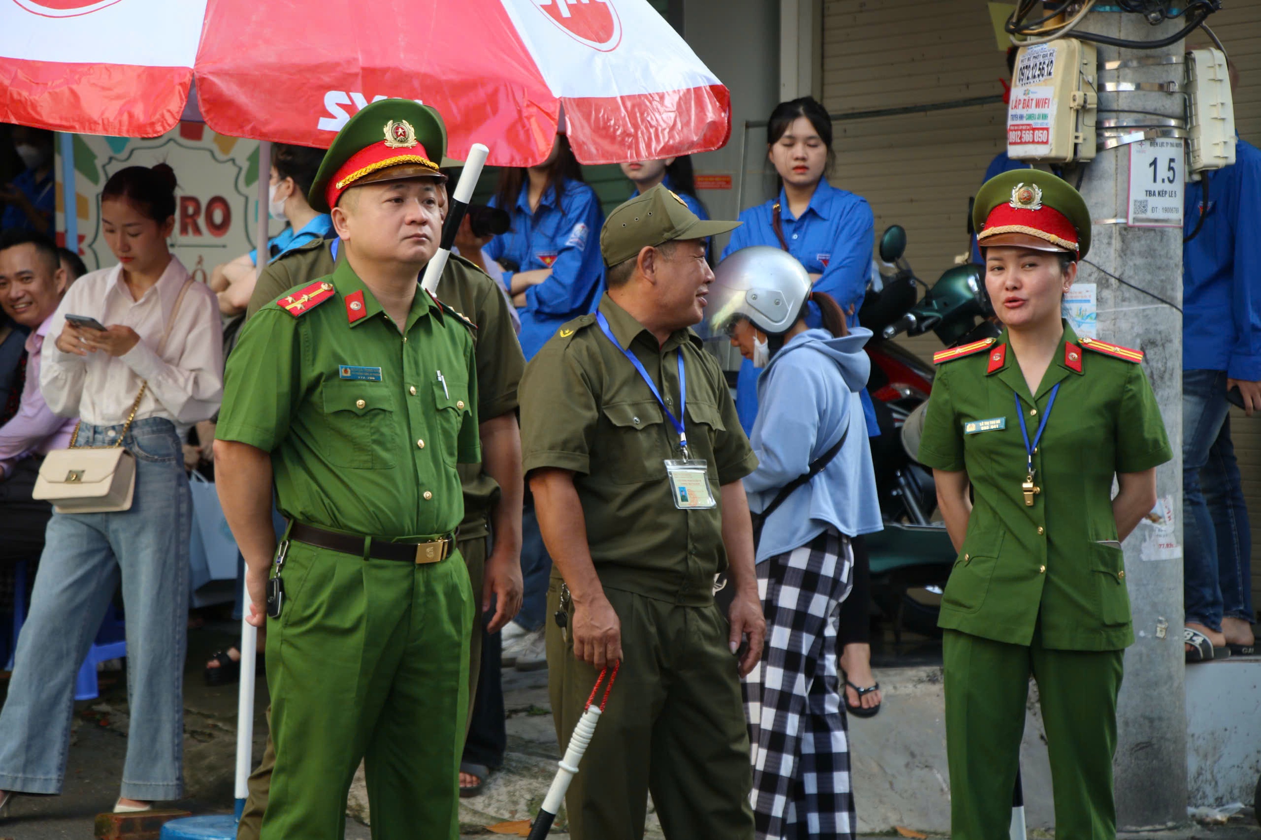 Những người đồng h&agrave;nh c&ugrave;ng sĩ tử trong kỳ thi THPT 2025- Ảnh 4.