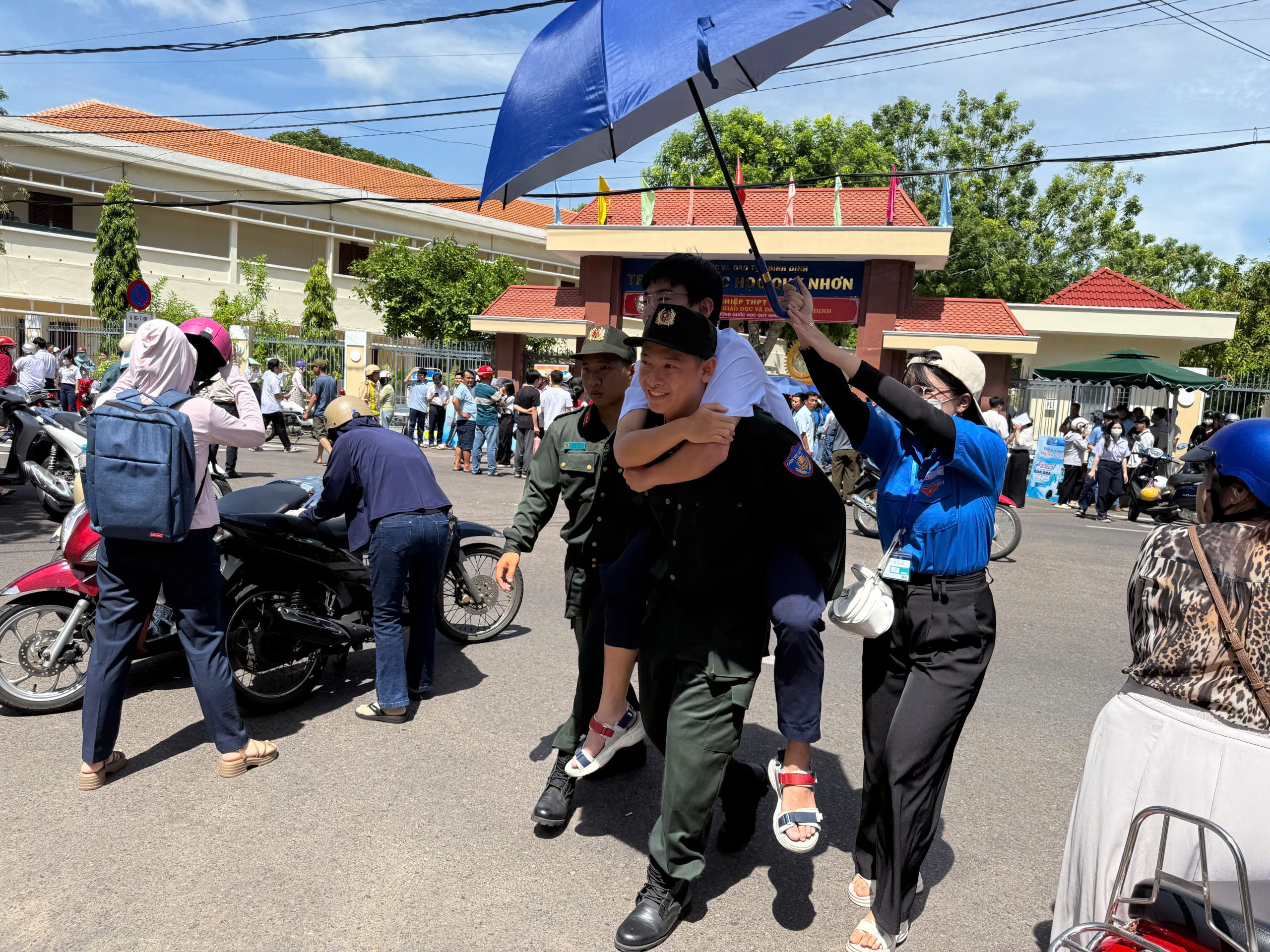 Cảnh s&aacute;t cơ động c&otilde;ng th&iacute; sinh g&atilde;y ch&acirc;n do tai nạn giao th&ocirc;ng kịp giờ v&agrave;o ph&ograve;ng thi- Ảnh 1.