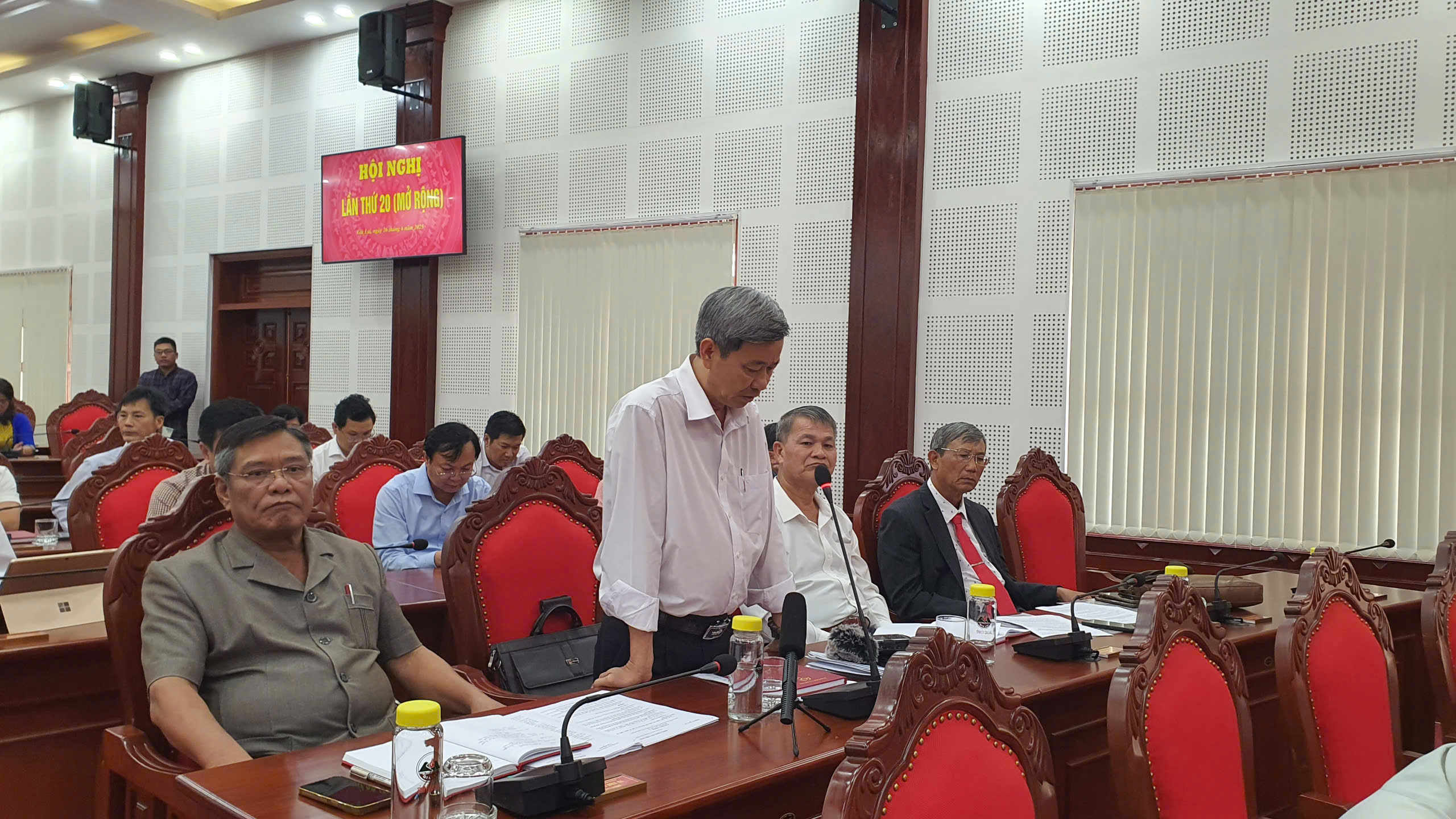 Tỉnh uỷ Gia Lai y&ecirc;u cầu l&agrave;m r&otilde; vụ cưa b&aacute;n c&acirc;y gỗ ở trụ sở trước thời điểm s&aacute;p nhập- Ảnh 1.