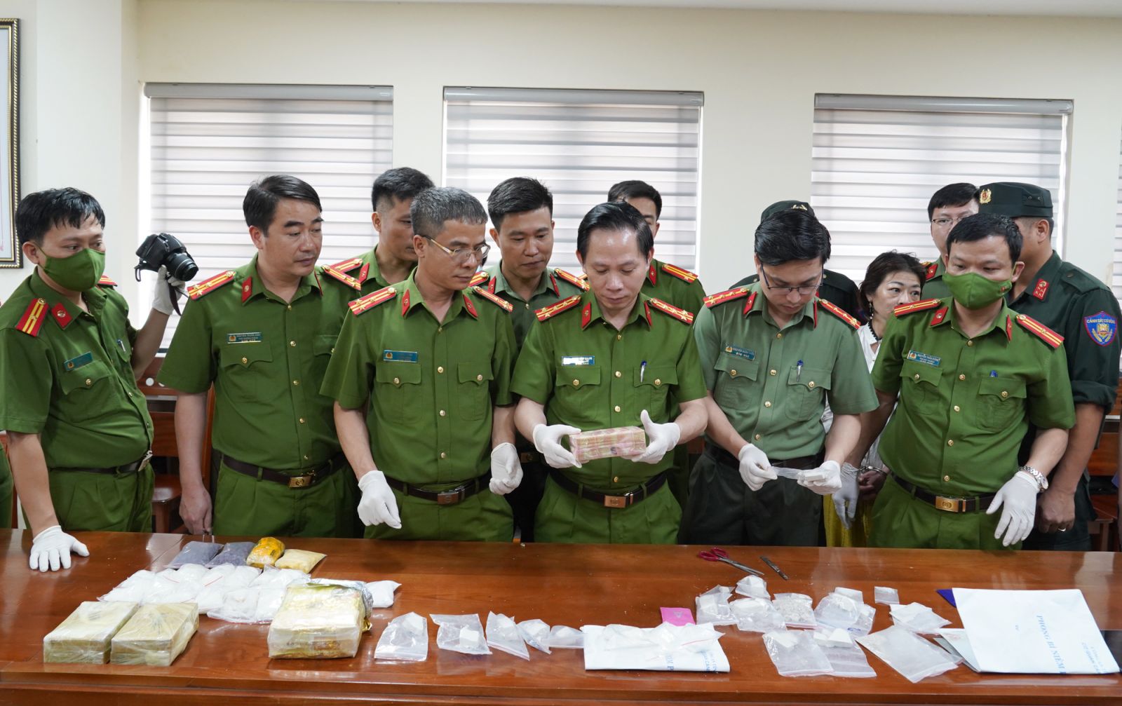 Thanh H&oacute;a: Thu giữ hơn 5kg ma tu&yacute; v&agrave; s&uacute;ng qu&acirc;n dụng- Ảnh 1.