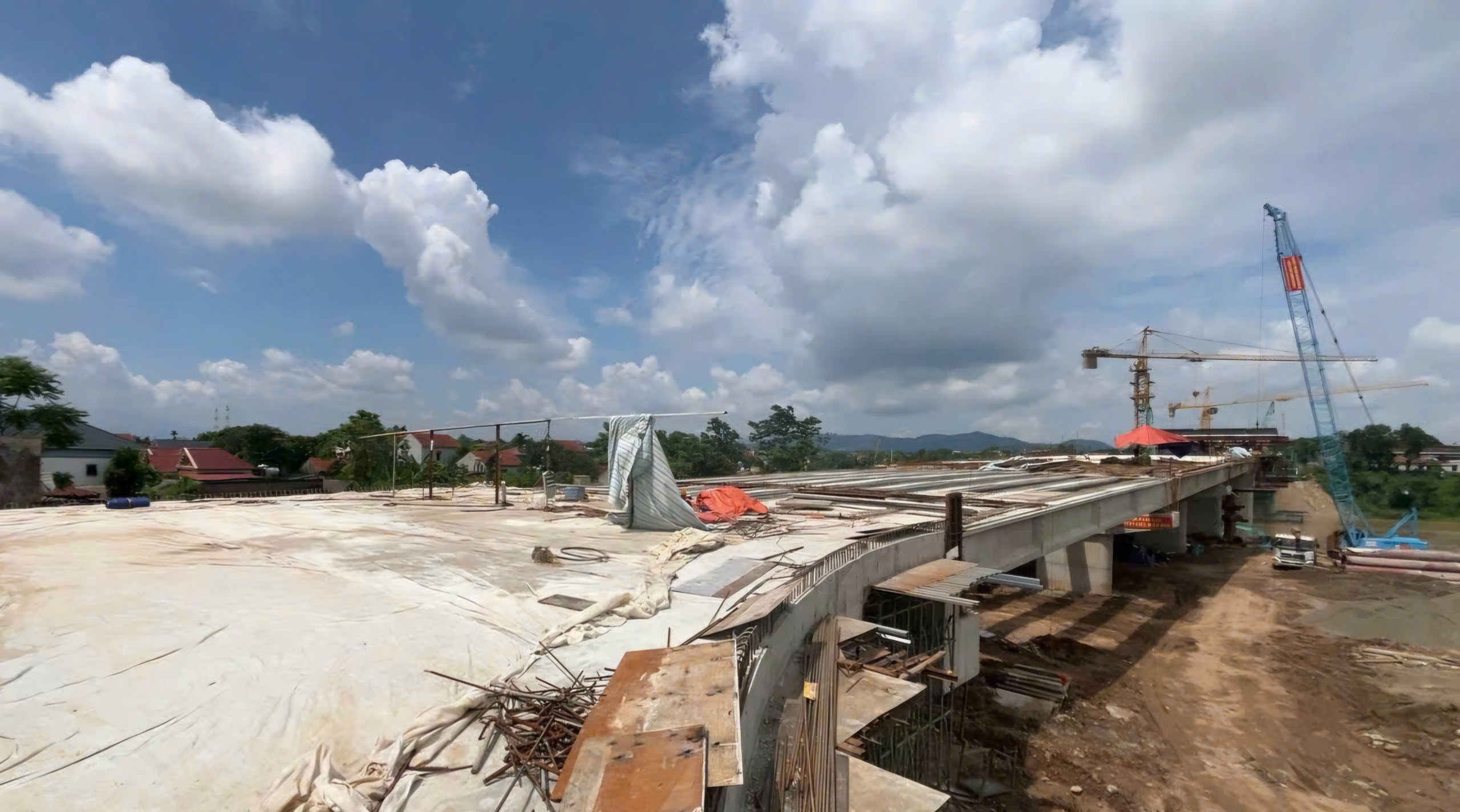 Ng&agrave;y đ&ecirc;m thi c&ocirc;ng, phấn đấu hợp long cầu Phong Ch&acirc;u mới dịp 2/9- Ảnh 2.