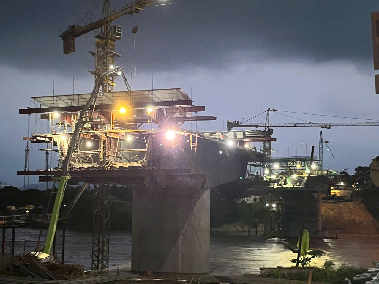 Ng&agrave;y đ&ecirc;m thi c&ocirc;ng, phấn đấu hợp long cầu Phong Ch&acirc;u mới dịp 2/9- Ảnh 1.