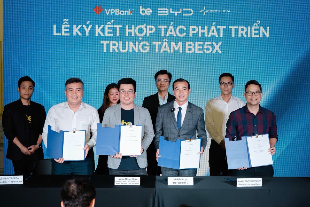 &Ocirc;ng L&ecirc; Minh Th&aacute;i Barp &ndash; Gi&aacute;m đốc Ph&aacute;t triển kinh doanh VPBank (ngo&agrave;i c&ugrave;ng b&ecirc;n tr&aacute;i) tại lễ k&yacute; kết hợp t&aacute;c c&ugrave;ng BeGroup
