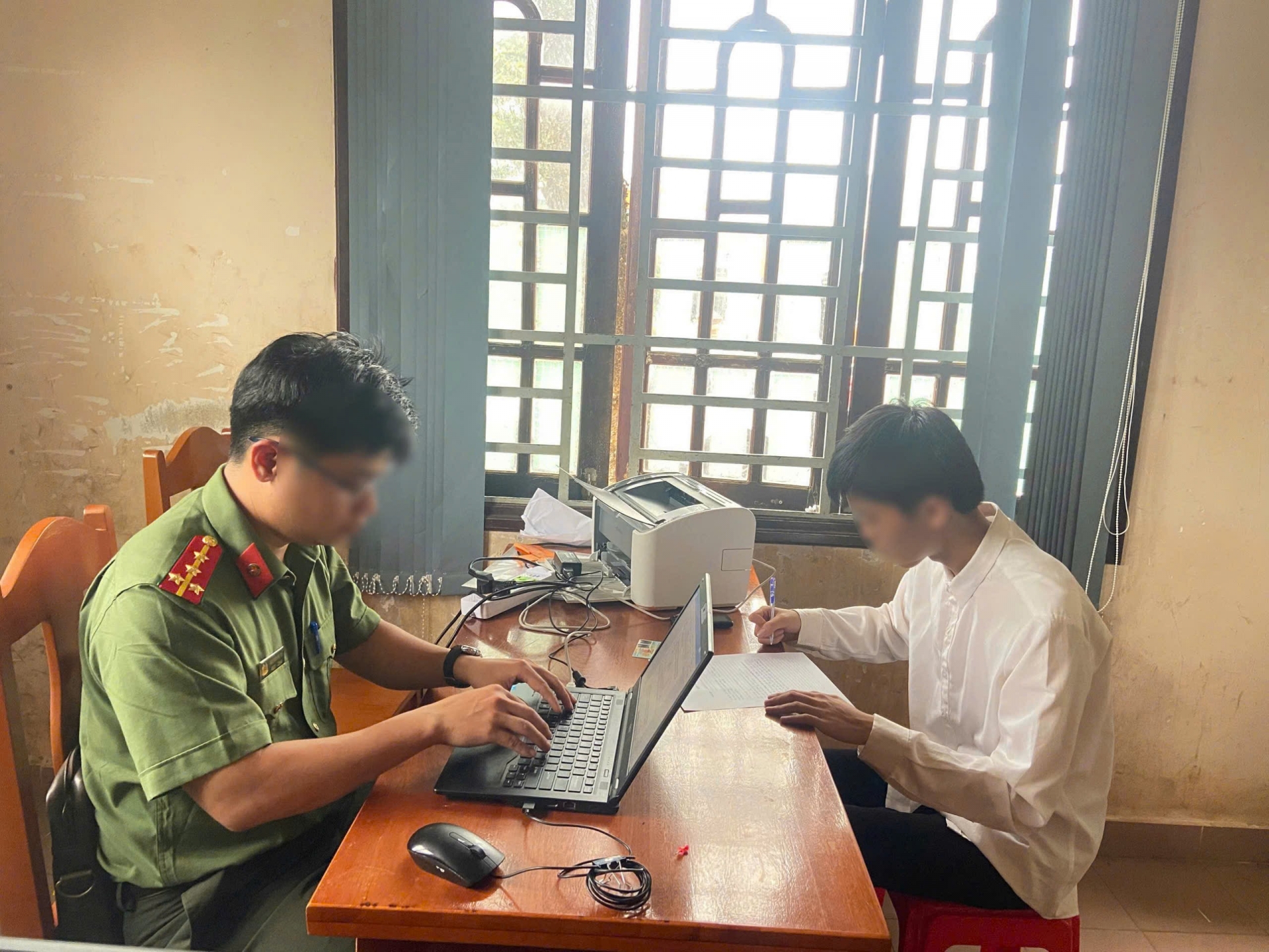 Khởi tố vụ &aacute;n d&ugrave;ng thiết bị c&ocirc;ng nghệ gian lận thi m&ocirc;n Văn tại kỳ tốt nghiệp THPT năm 2025- Ảnh 1.
