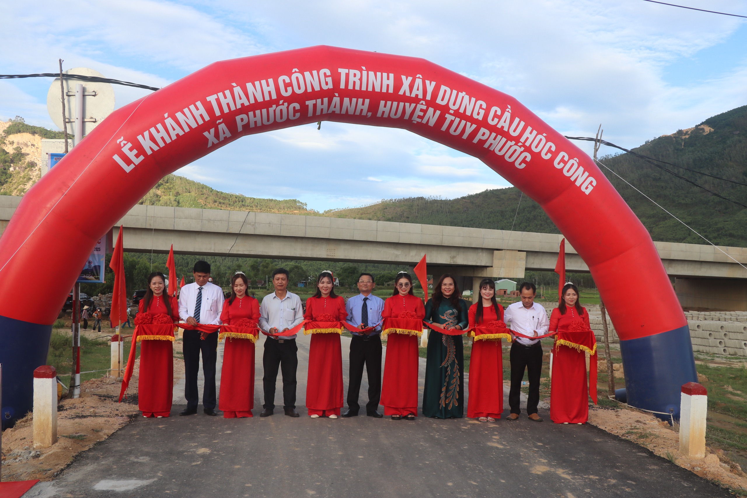 Bình Định: Cầu mới nối nhịp vui về xóm Hóc Công- Ảnh 4. Bình Định: Cầu mới nối nhịp vui về xóm Hóc Công- Ảnh 4.