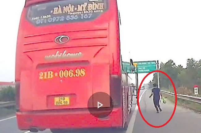 T&agrave;i xế đ&oacute;n kh&aacute;ch tr&ecirc;n cao tốc Nội B&agrave;i - L&agrave;o Cai, doanh nghiệp vận tải bị phạt nặng- Ảnh 1.