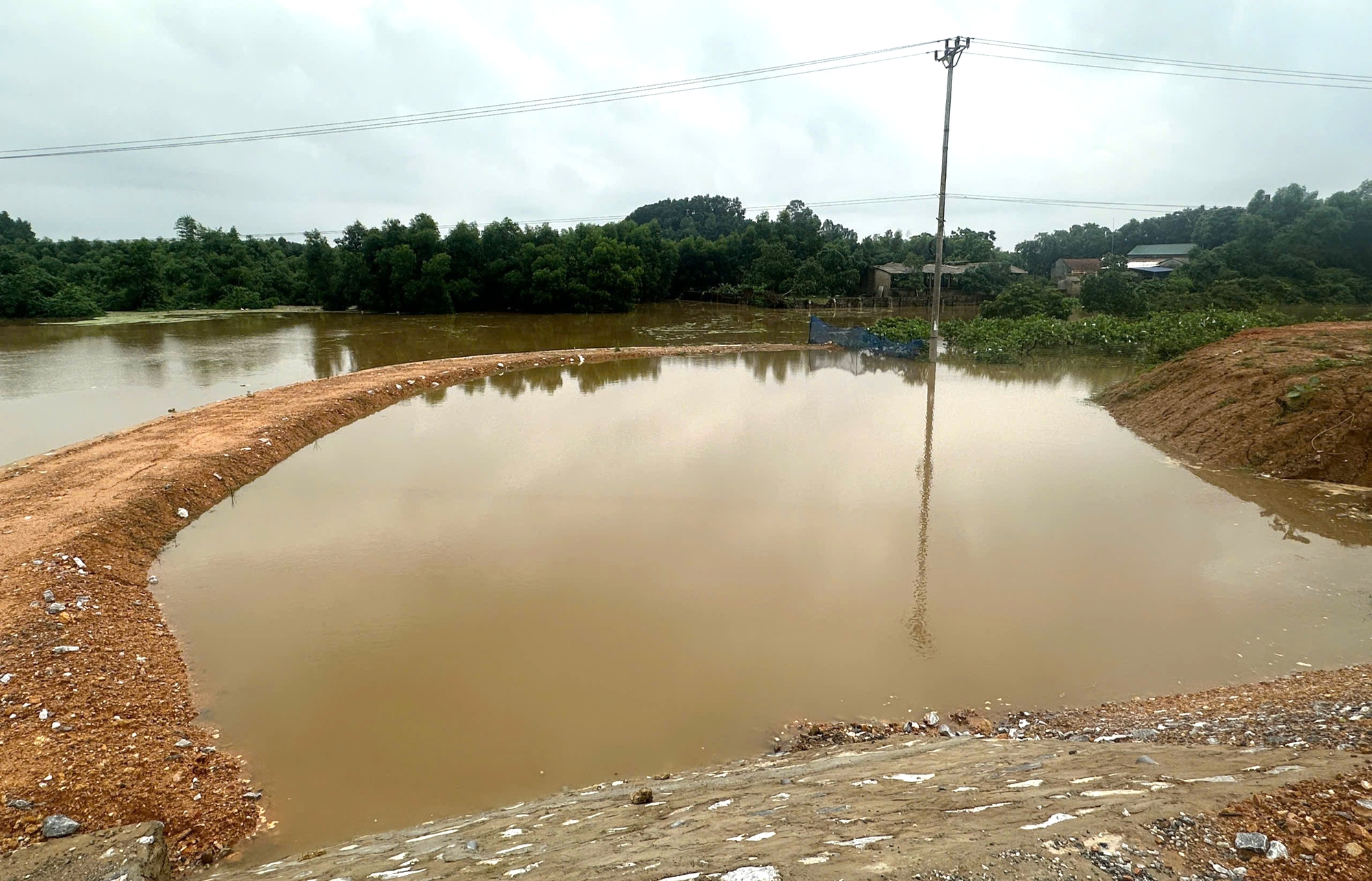 Th&aacute;i Nguy&ecirc;n: Mưa lớn l&agrave;m hỏng bờ k&egrave; ch&acirc;n cầu mới thi c&ocirc;ng tại đường tỉnh 269B- Ảnh 1.