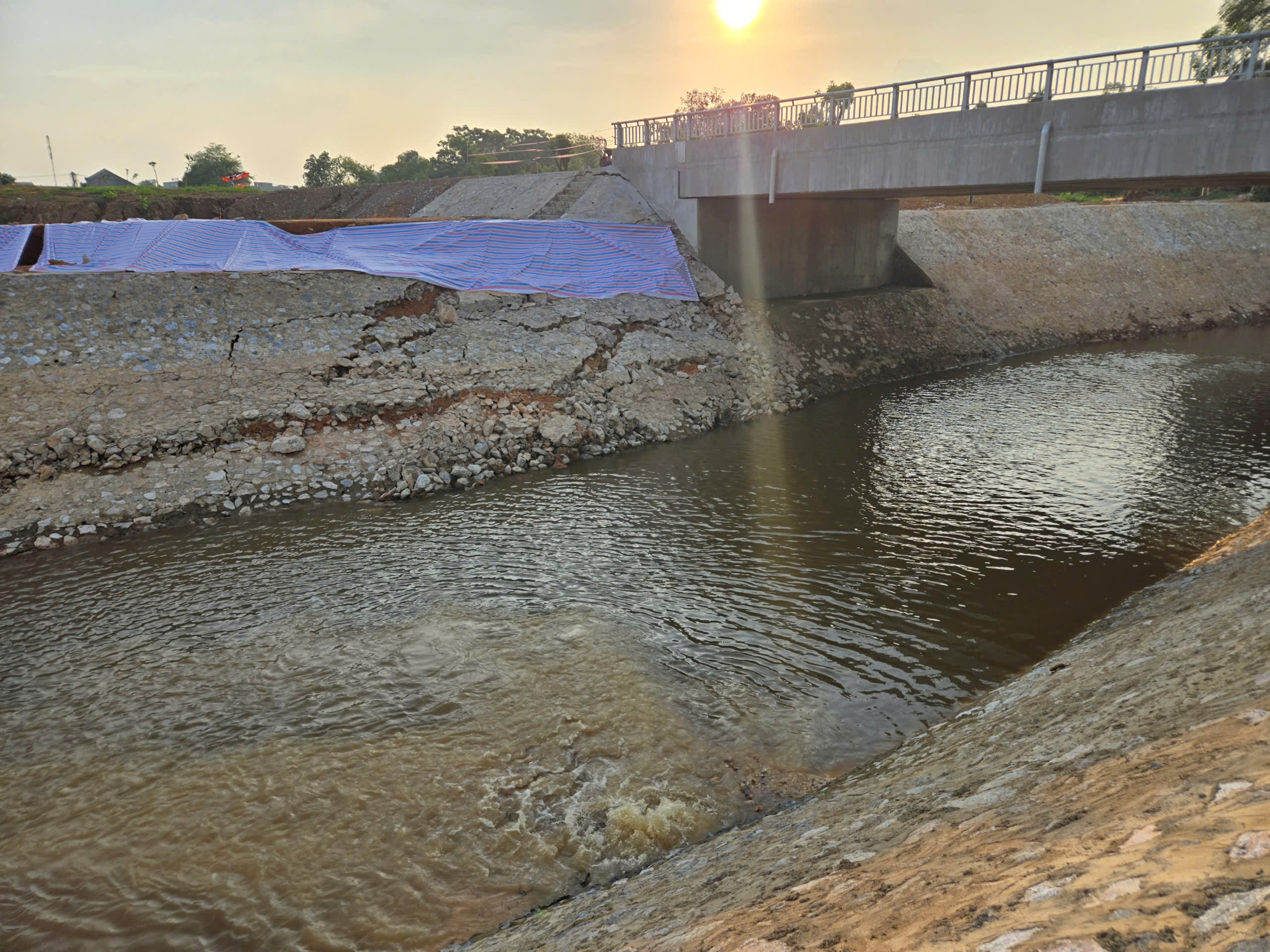 Th&aacute;i Nguy&ecirc;n: Mưa lớn l&agrave;m hỏng bờ k&egrave; ch&acirc;n cầu mới thi c&ocirc;ng tại đường tỉnh 269B- Ảnh 3.