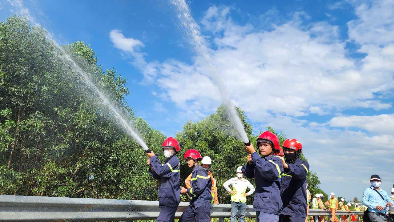 Xe bồn chở xăng ch&aacute;y ng&ugrave;n ngụt tr&ecirc;n cao tốc, lực lượng phản ứng nhanh kịp thời dập tắt- Ảnh 10.