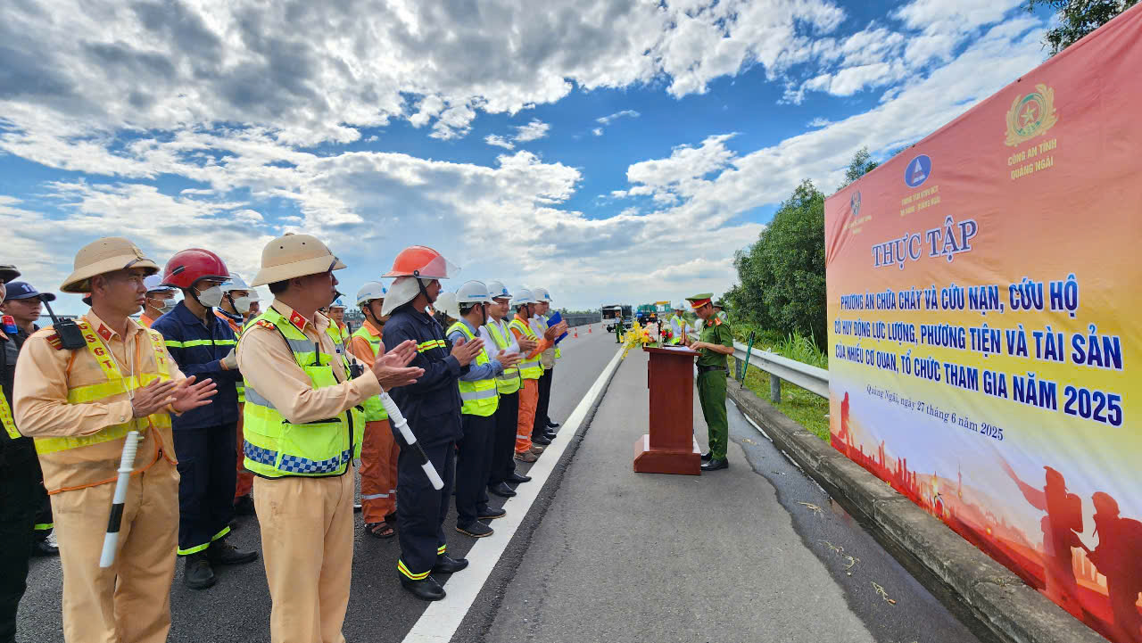 Xe bồn chở xăng ch&aacute;y ng&ugrave;n ngụt tr&ecirc;n cao tốc, lực lượng phản ứng nhanh kịp thời dập tắt- Ảnh 1.