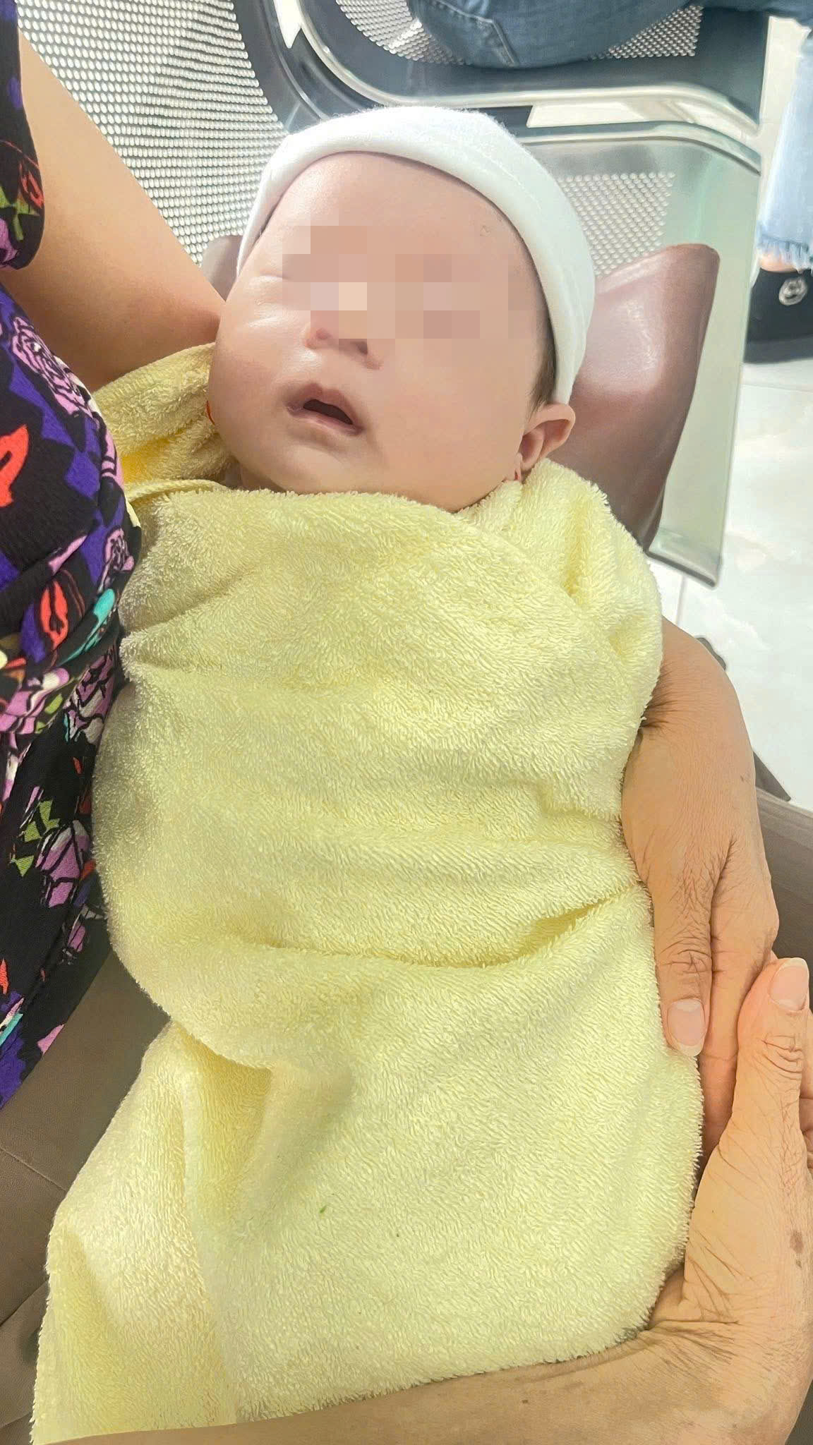 Bình Dương: Tìm thân nhân bé gái bị bỏ rơi ở bờ kênh- Ảnh 1. Bình Dương: Tìm thân nhân bé gái bị bỏ rơi ở bờ kênh- Ảnh 1.