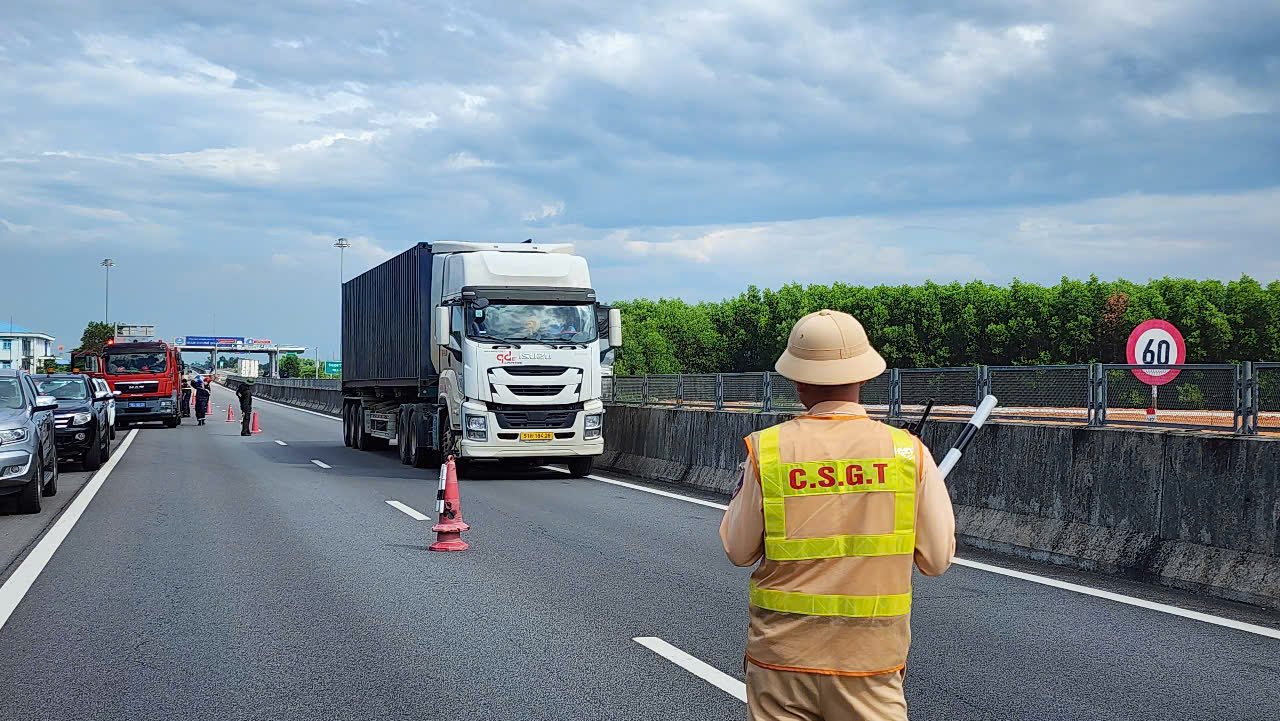 Xe bồn chở xăng ch&aacute;y ng&ugrave;n ngụt tr&ecirc;n cao tốc, lực lượng phản ứng nhanh kịp thời dập tắt- Ảnh 8.