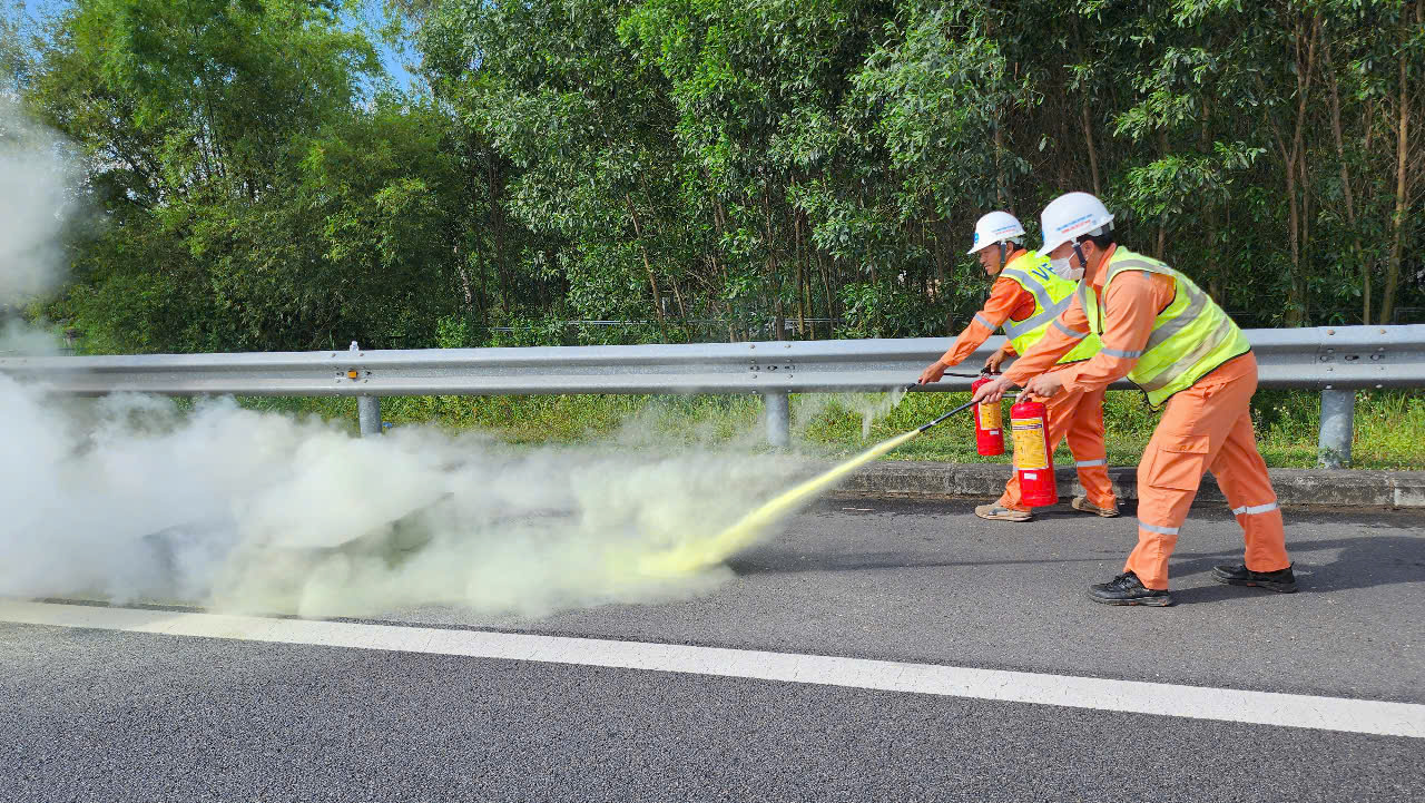 Xe bồn chở xăng ch&aacute;y ng&ugrave;n ngụt tr&ecirc;n cao tốc, lực lượng phản ứng nhanh kịp thời dập tắt- Ảnh 12.
