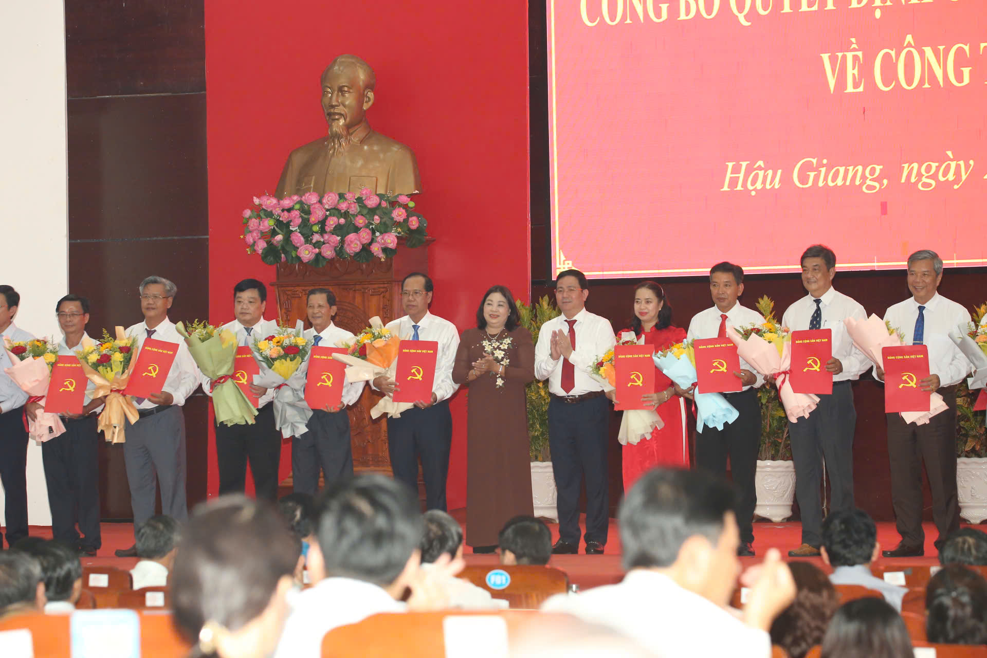 32 l&atilde;nh đạo cấp sở ở Hậu Giang nghỉ c&ocirc;ng t&aacute;c trước thời điểm s&aacute;p nhập- Ảnh 1.