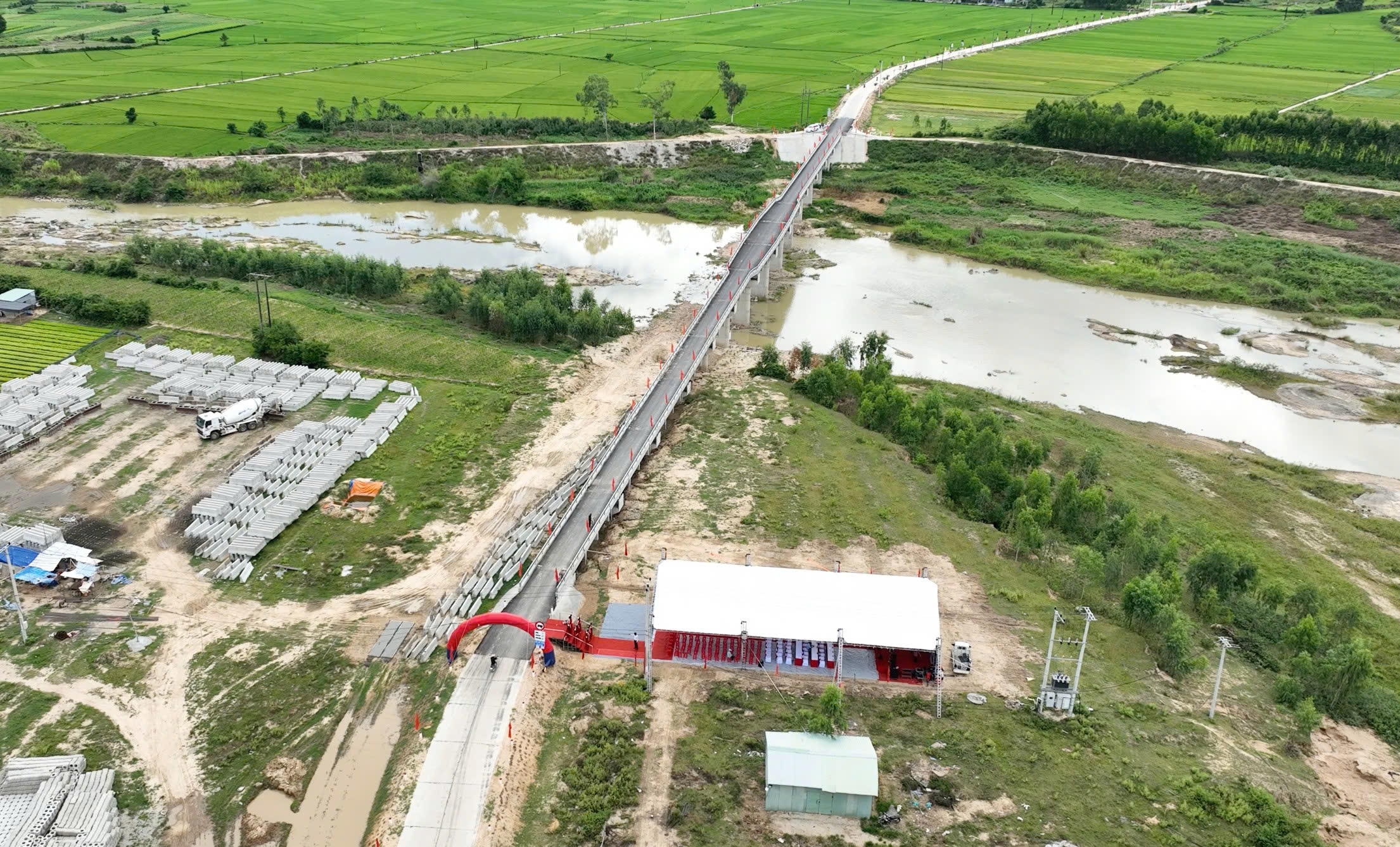 Bình Định: Cầu mới nối nhịp vui về xóm Hóc Công- Ảnh 3. Bình Định: Cầu mới nối nhịp vui về xóm Hóc Công- Ảnh 3.