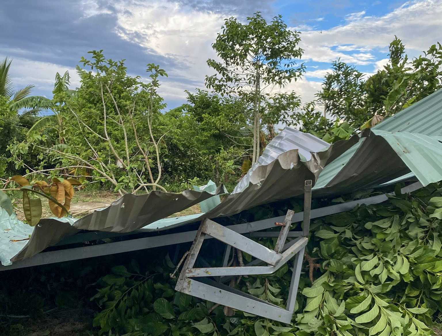 30 nh&agrave; d&acirc;n ở Quảng Nam tốc m&aacute;i, hư hỏng nặng sau lốc xo&aacute;y- Ảnh 2.