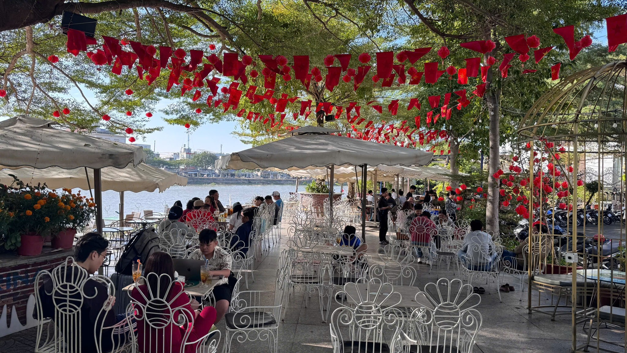 An Giang xử lý khu ẩm thực vi phạm an toàn hành lang đường thủy, đường bộ- Ảnh 2. An Giang xử lý khu ẩm thực vi phạm an toàn hành lang đường thủy, đường bộ- Ảnh 2.