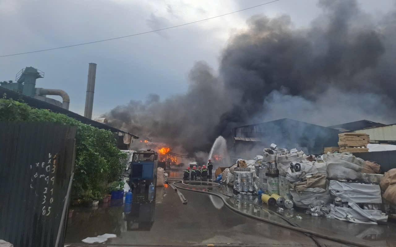 Hưng Y&ecirc;n: Ch&aacute;y lớn tại xưởng phế liệu, người bị thương nặng được đưa đi cấp cứu