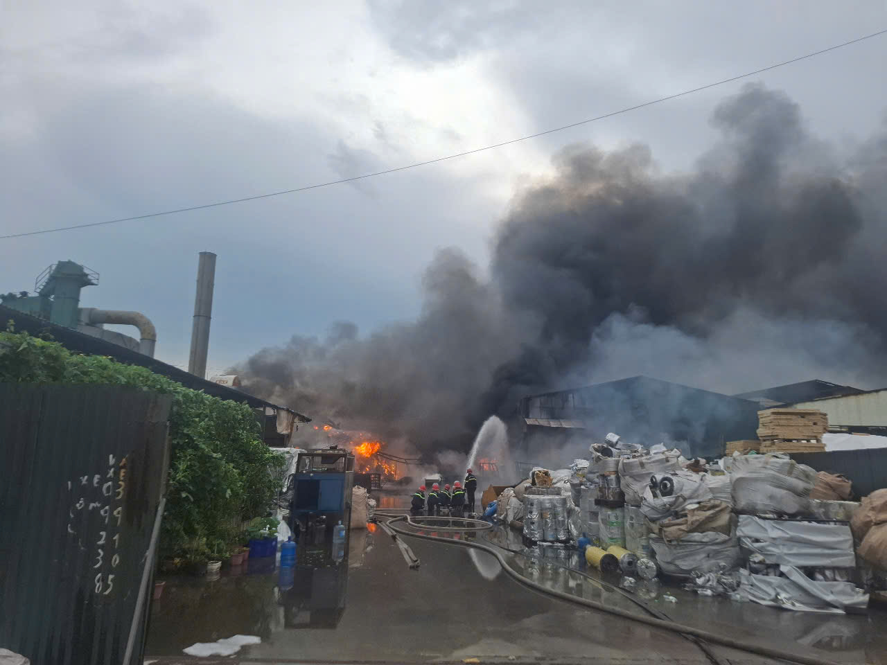 Hưng Y&ecirc;n: Ch&aacute;y lớn tại xưởng phế liệu, người bị thương nặng được đưa đi cấp cứu- Ảnh 1.