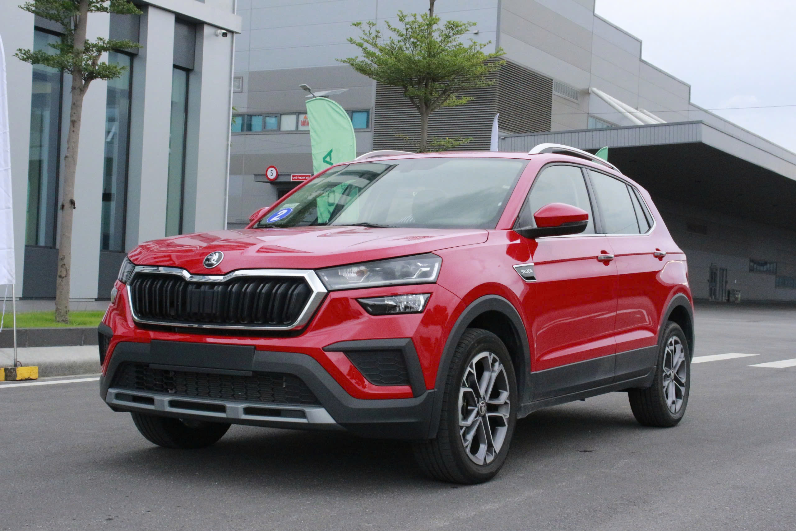 Nhiều hãng xe tặng nhiên liệu cho khách hàng- Ảnh 1.