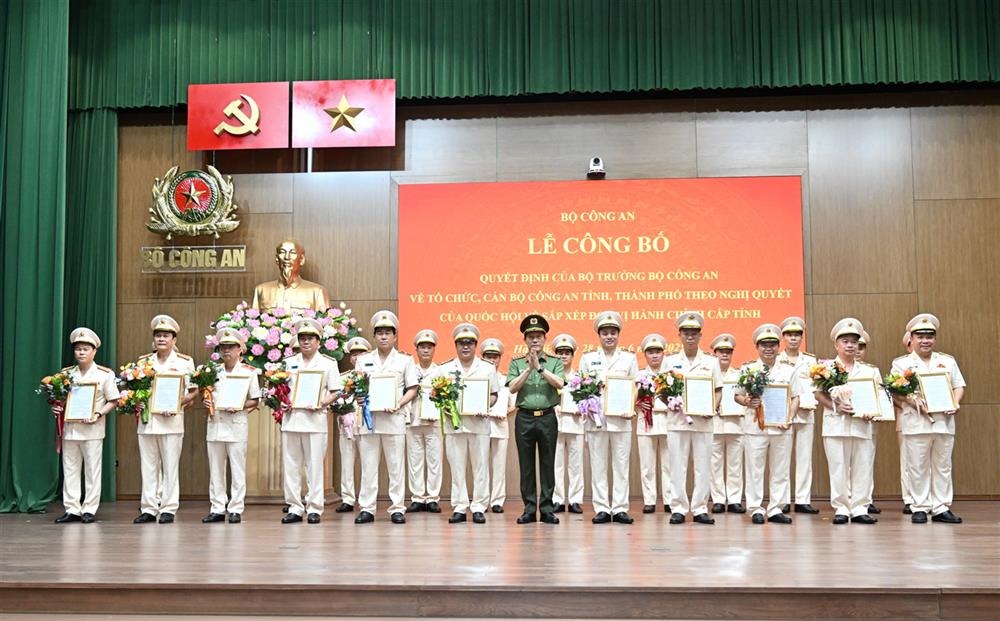 Công bố 34 giám đốc công an cấp tỉnh sau khi sáp nhập- Ảnh 1. Công bố 34 giám đốc công an cấp tỉnh sau khi sáp nhập- Ảnh 1.