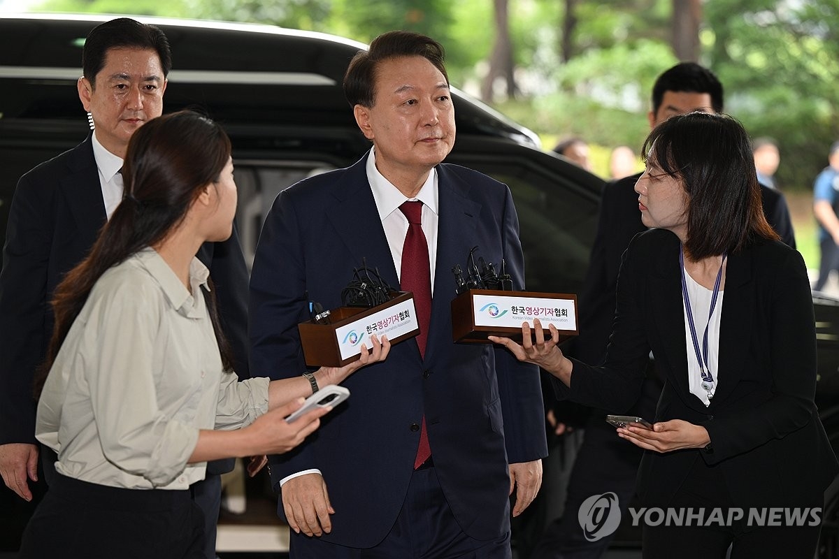 Cựu Tổng thống H&agrave;n Quốc Yoon Suk Yeol lần đầu tr&igrave;nh diện c&ocirc;ng tố vi&ecirc;n đặc biệt- Ảnh 1.