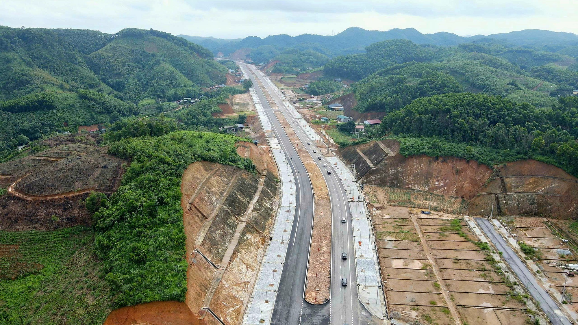 Th&ocirc;ng xe  tuyến đường 300 tỷ đồng ở Y&ecirc;n B&aacute;i- Ảnh 2.