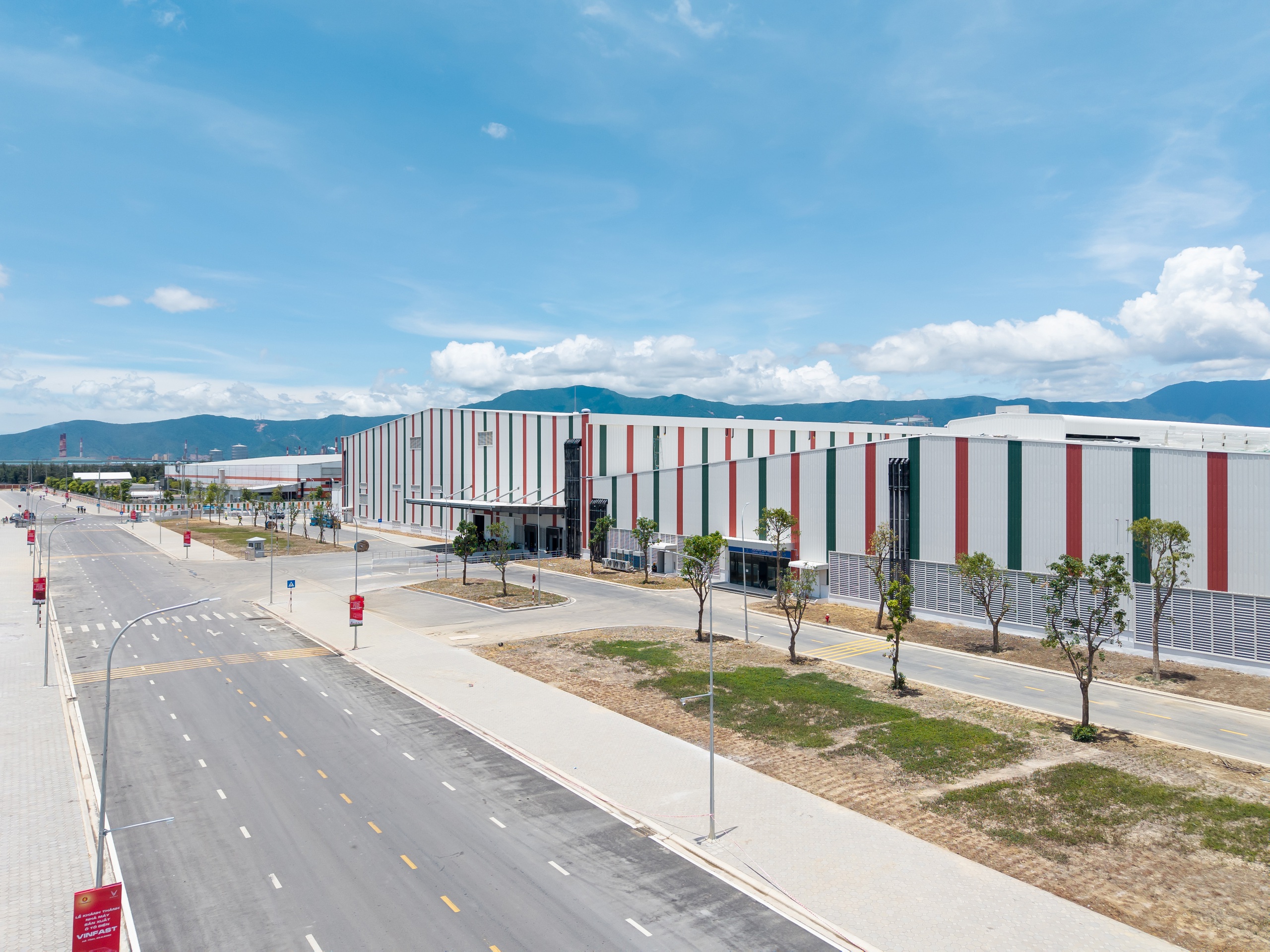 VinFast kh&aacute;nh th&agrave;nh nh&agrave; m&aacute;y &ocirc; t&ocirc; điện tại H&agrave; Tĩnh- Ảnh 1.