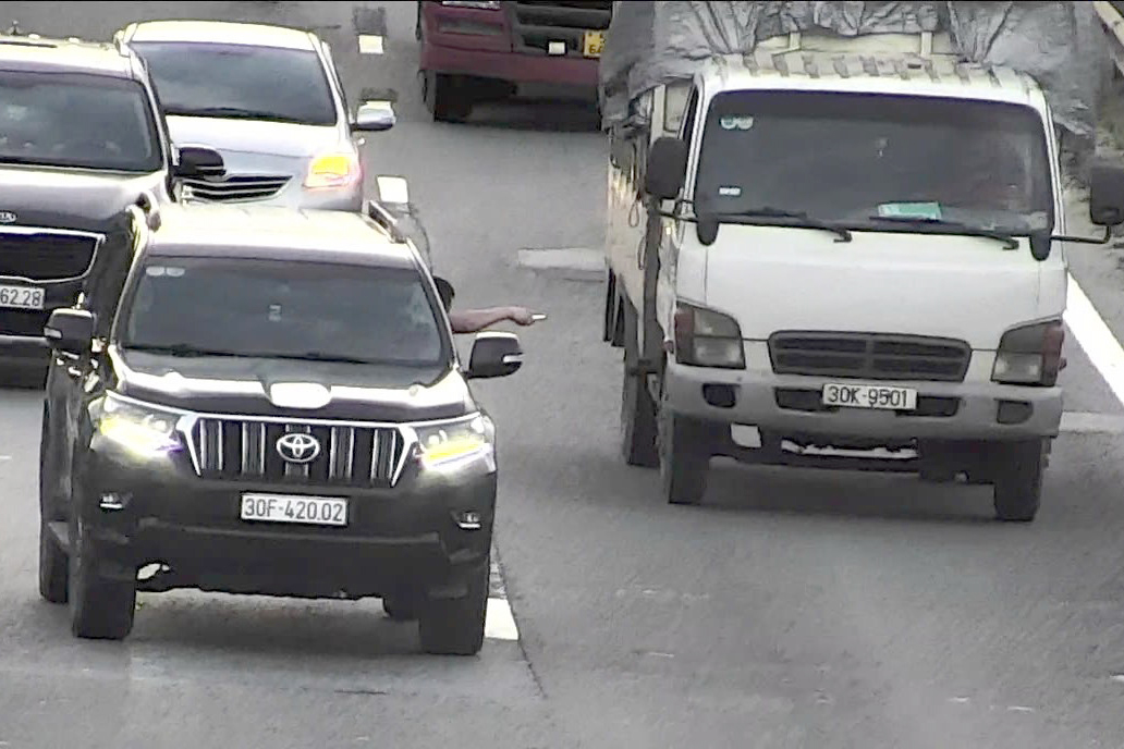 Xử l&yacute; h&agrave;ng chục t&agrave;i xế nghe điện thoại, chạy chậm tr&ecirc;n cao tốc trong một tuần- Ảnh 1.