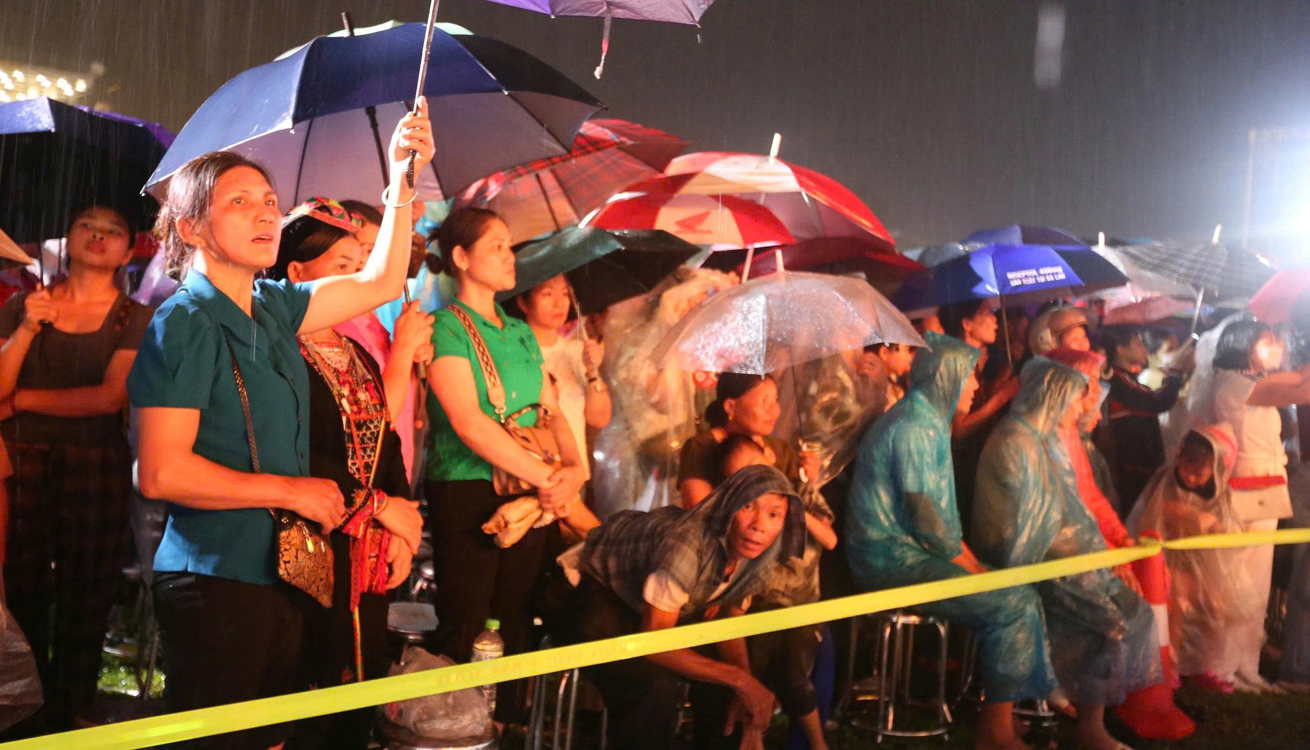 H&agrave;ng ngh&igrave;n người xuống đường ngắm ph&aacute;o hoa mừng th&agrave;nh lập tỉnh L&agrave;o Cai mới- Ảnh 6.