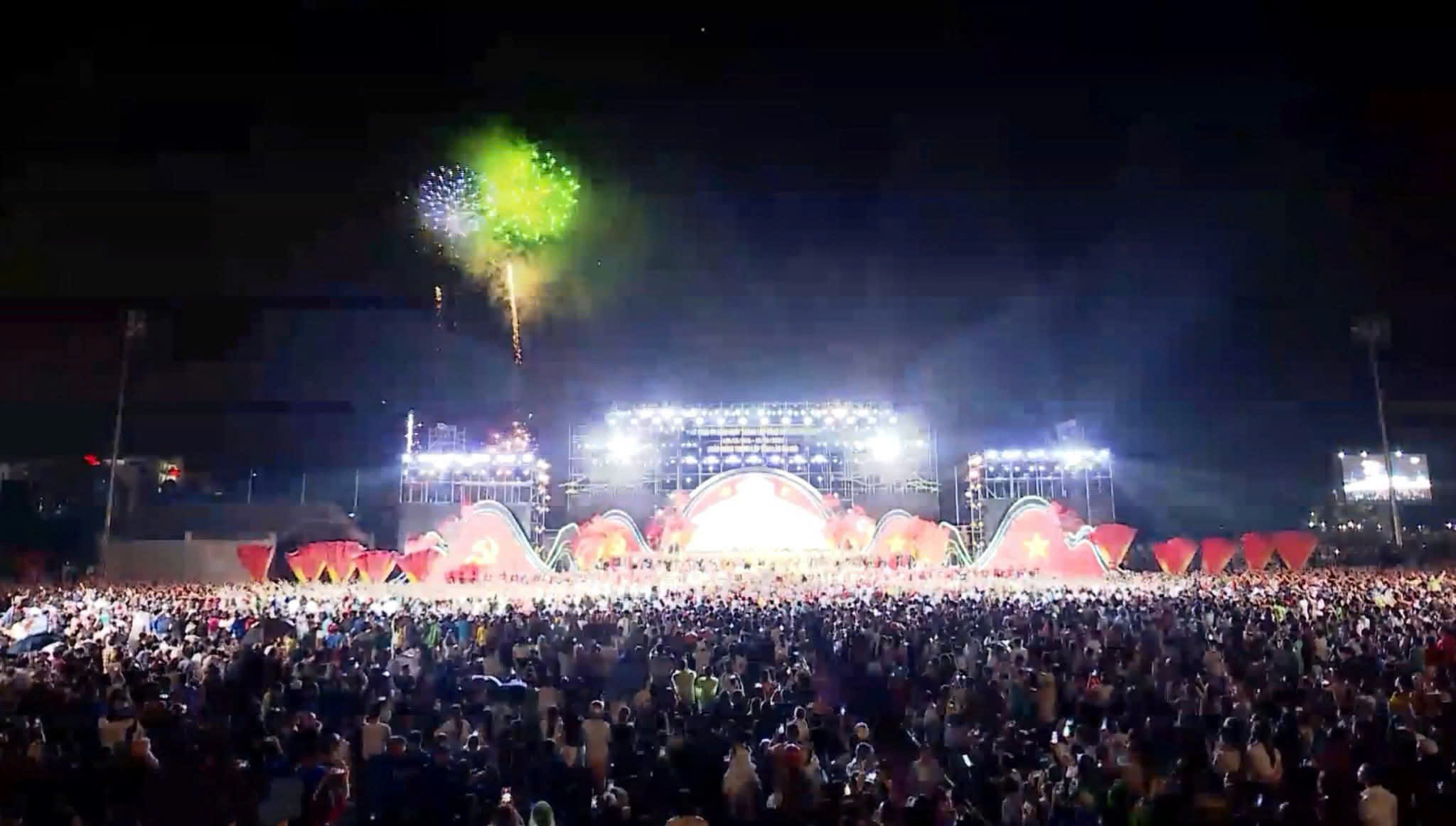 H&agrave;ng ngh&igrave;n người xuống đường ngắm ph&aacute;o hoa mừng th&agrave;nh lập tỉnh L&agrave;o Cai mới- Ảnh 5.