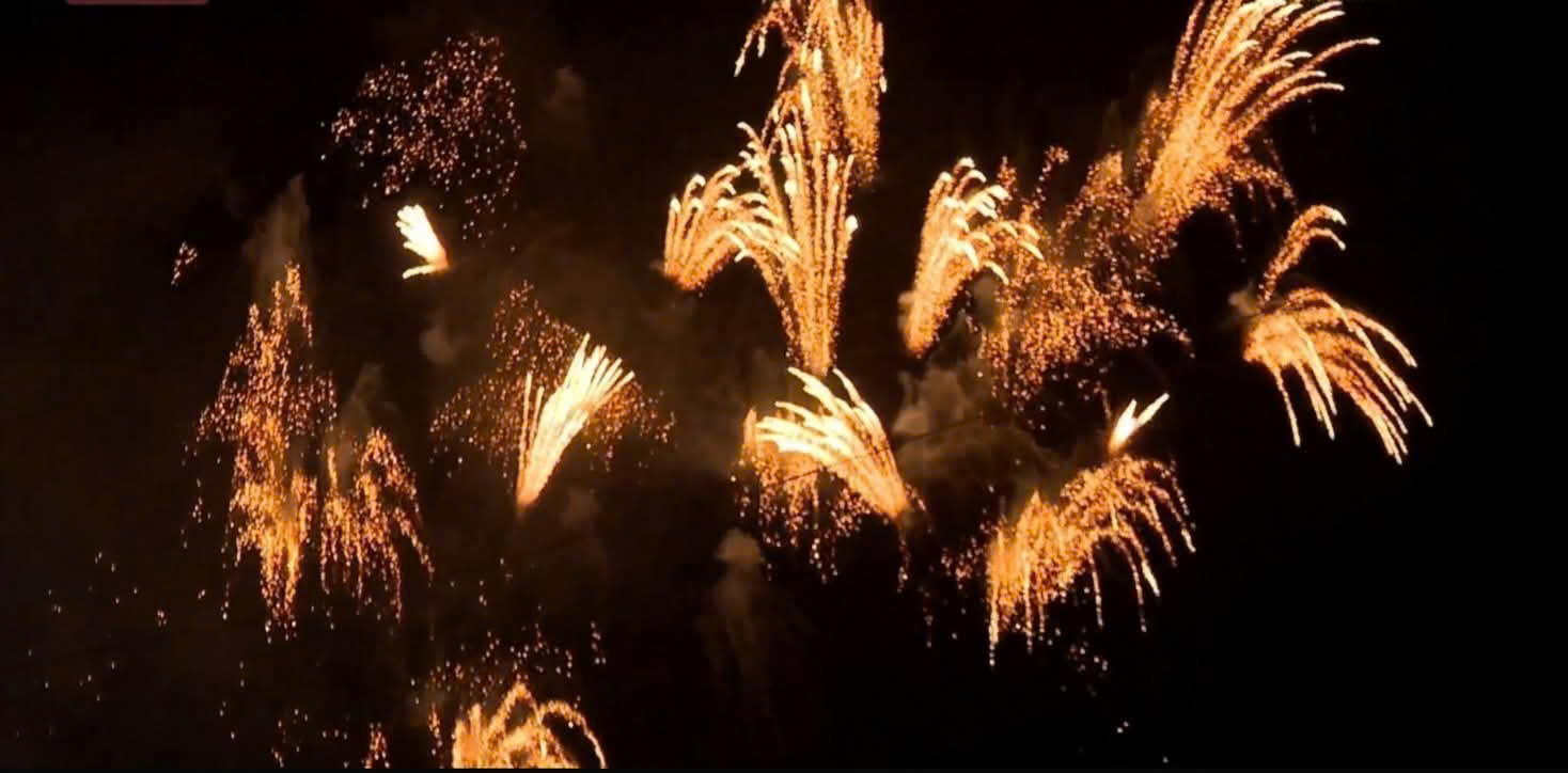 H&agrave;ng ngh&igrave;n người xuống đường ngắm ph&aacute;o hoa mừng th&agrave;nh lập tỉnh L&agrave;o Cai mới- Ảnh 8.