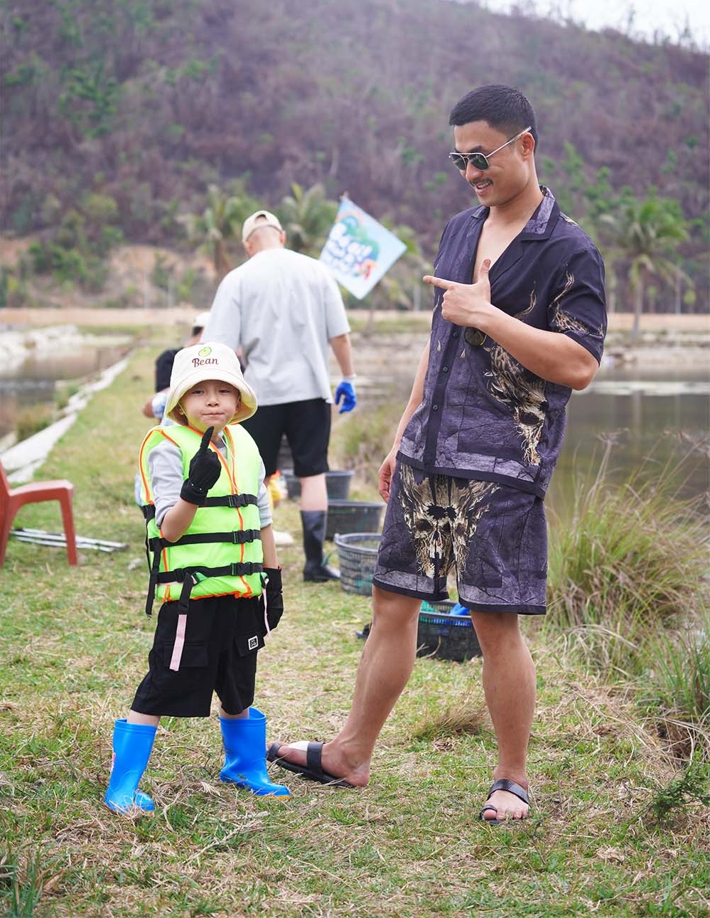 Bốn &ocirc;ng bố nổi tiếng Neko L&ecirc;, Trung Ruồi, Duy Hưng v&agrave; Phan Đinh T&ugrave;ng b&aacute;n b&aacute;nh cuốn chả mực- Ảnh 9.