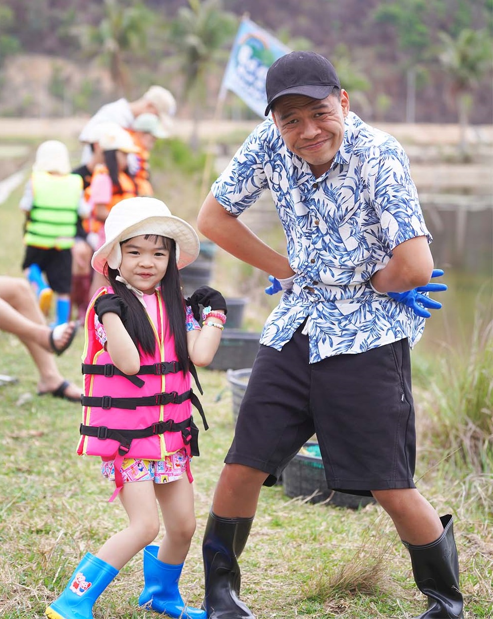 Bốn &ocirc;ng bố nổi tiếng Neko L&ecirc;, Trung Ruồi, Duy Hưng v&agrave; Phan Đinh T&ugrave;ng b&aacute;n b&aacute;nh cuốn chả mực- Ảnh 5.